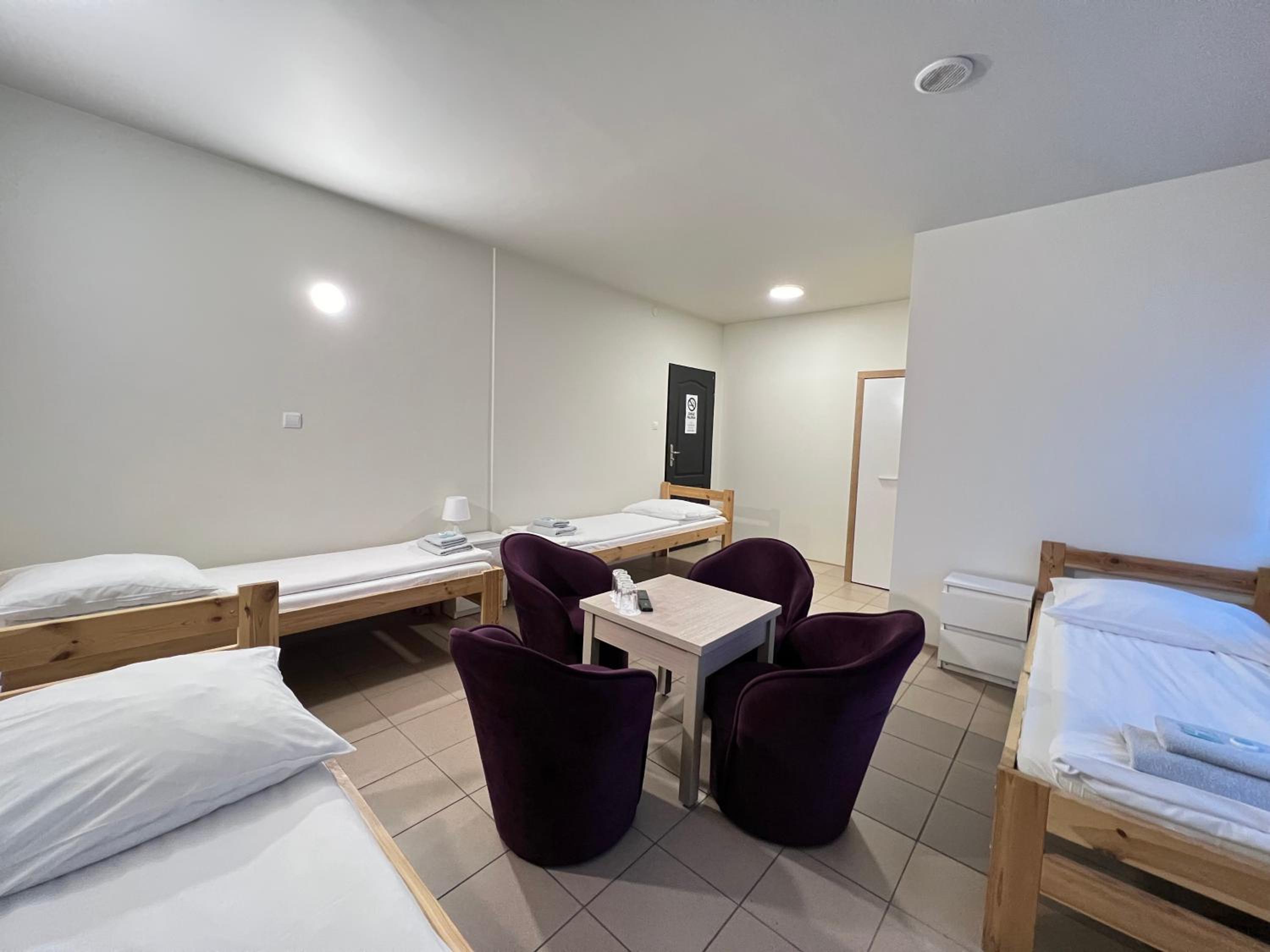 Quadruple Room with Private Bathroom - Photo 2