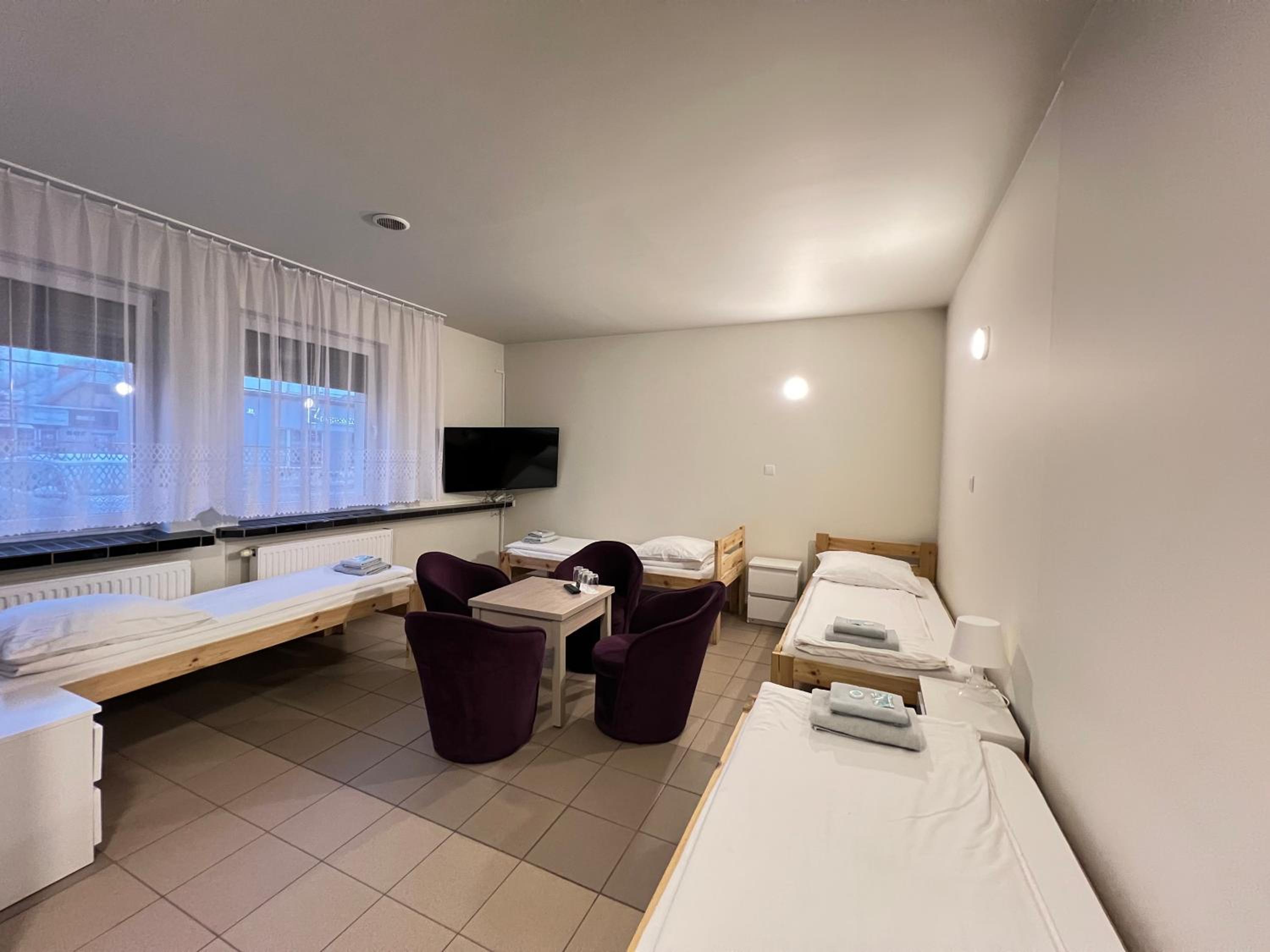 Quadruple Room with Private Bathroom - Photo 3