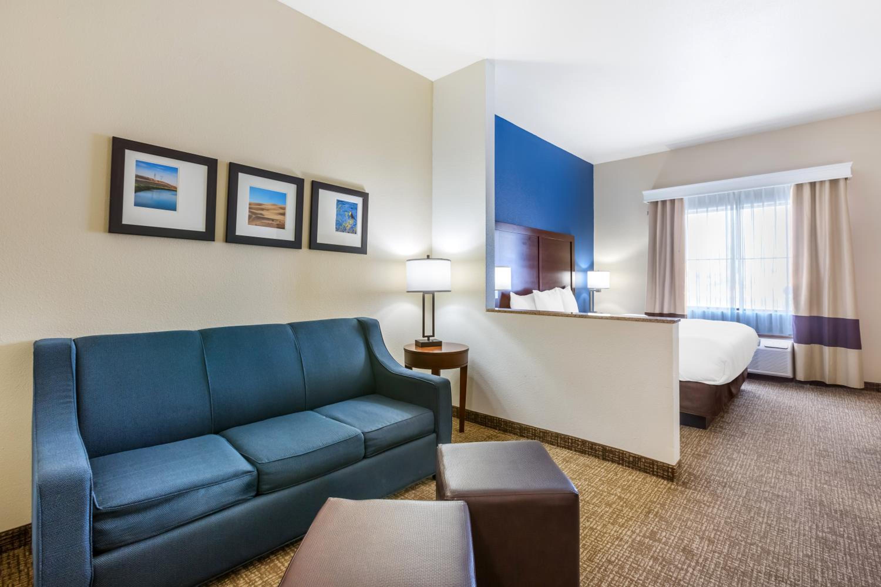 King Suite - Non-Smoking - Photo 4