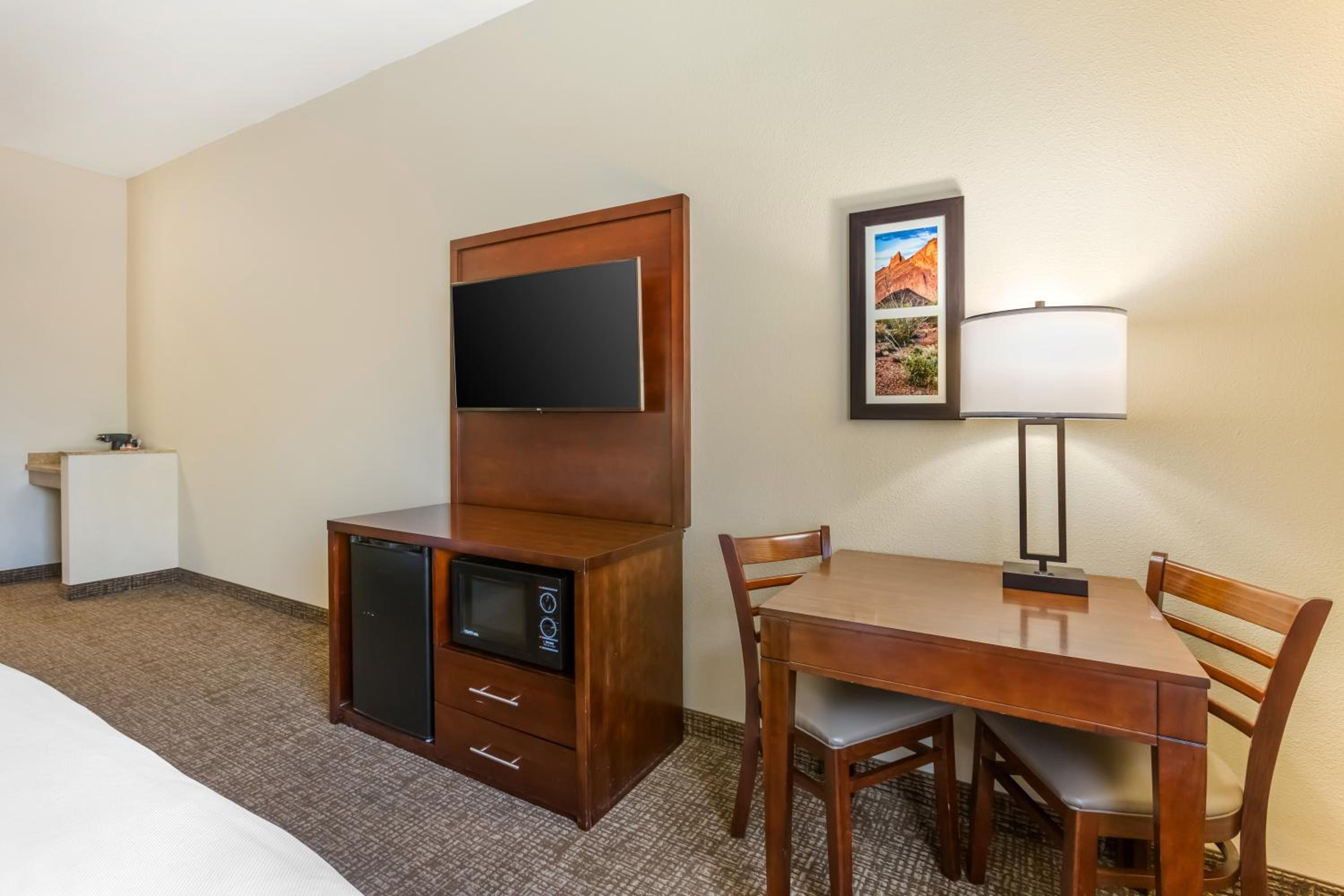 King Suite - Non-Smoking - Photo 6