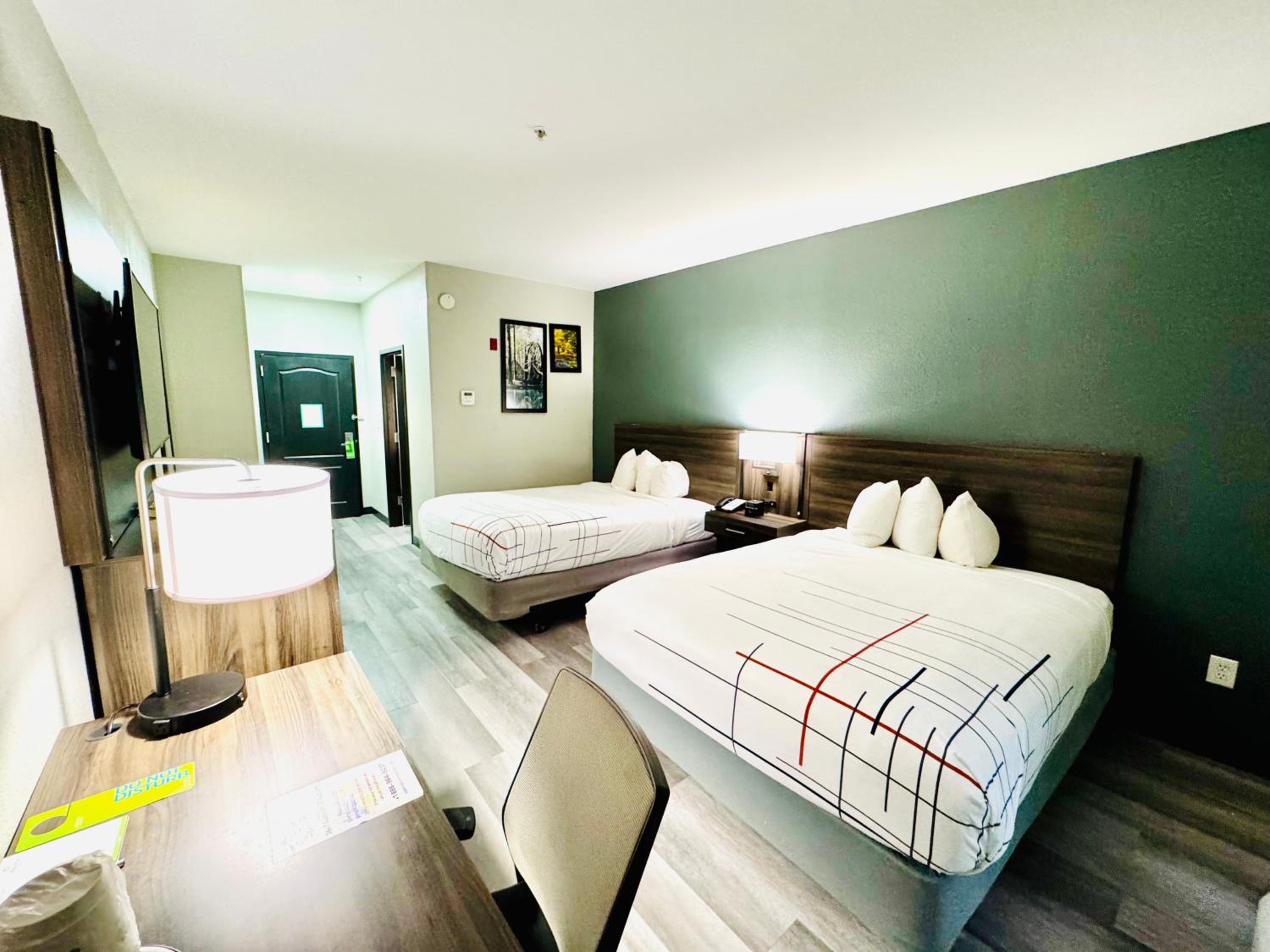 Queen Room with Two Queen Beds - Mobility Access/Non-Smoking - Photo 3