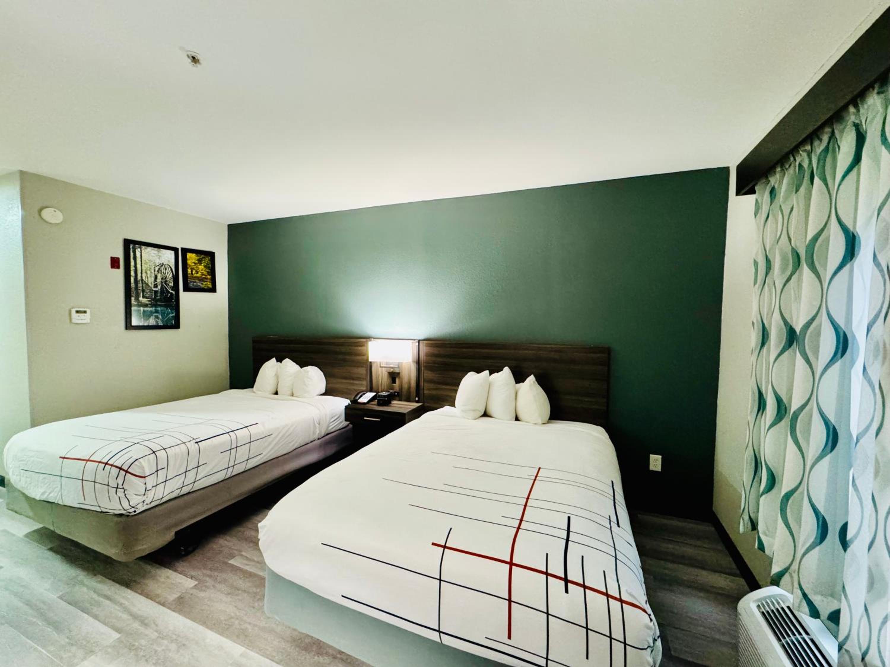 Queen Room with Two Queen Beds - Mobility Access/Non-Smoking - Photo 4