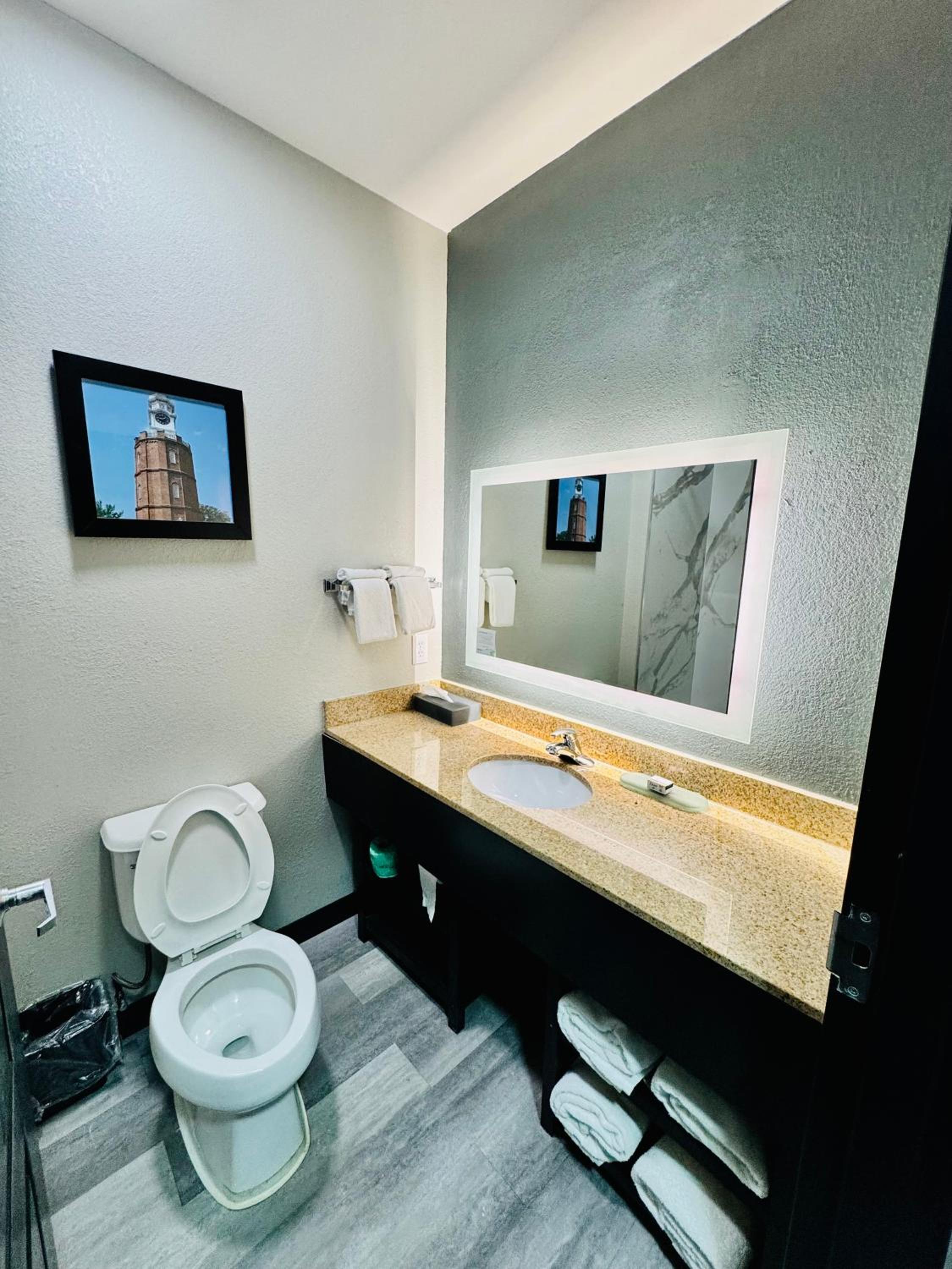 Queen Room with Two Queen Beds - Mobility Access/Non-Smoking - Photo 2