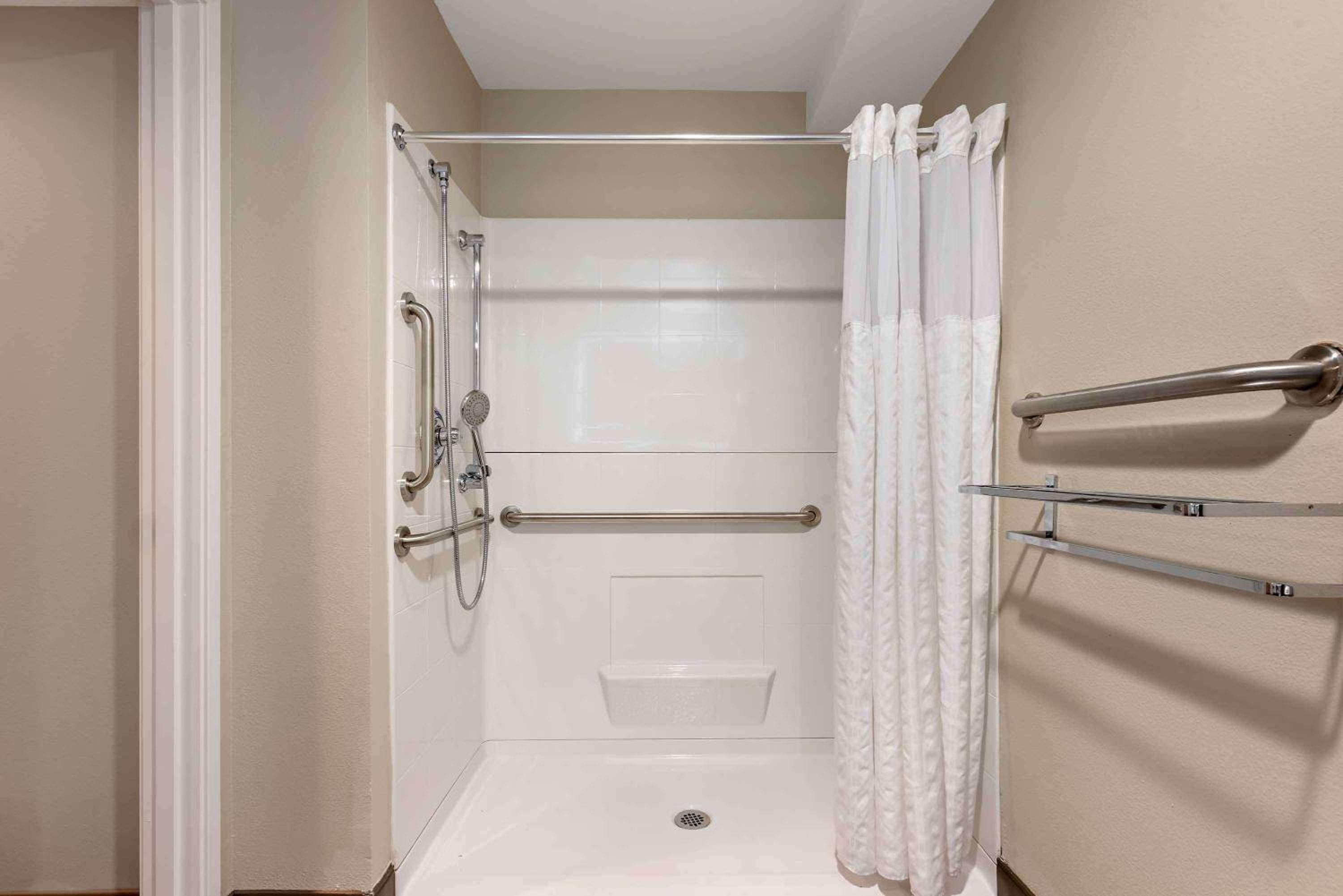 Studio with 1 King Bed - Disability Access /Non-Smoking