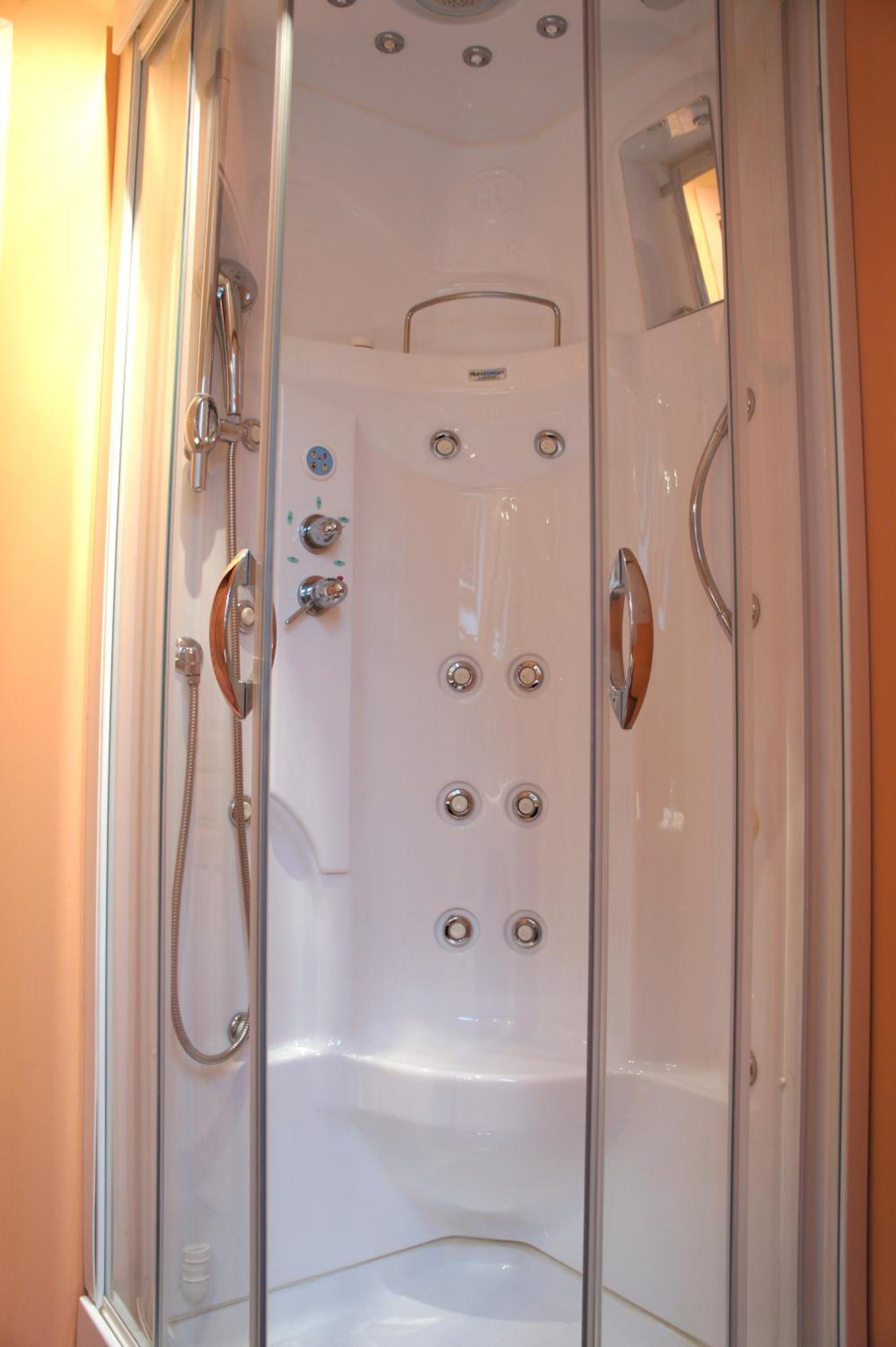 Superior Two-Bedroom Apartment (4-6 Adults) photo 2
