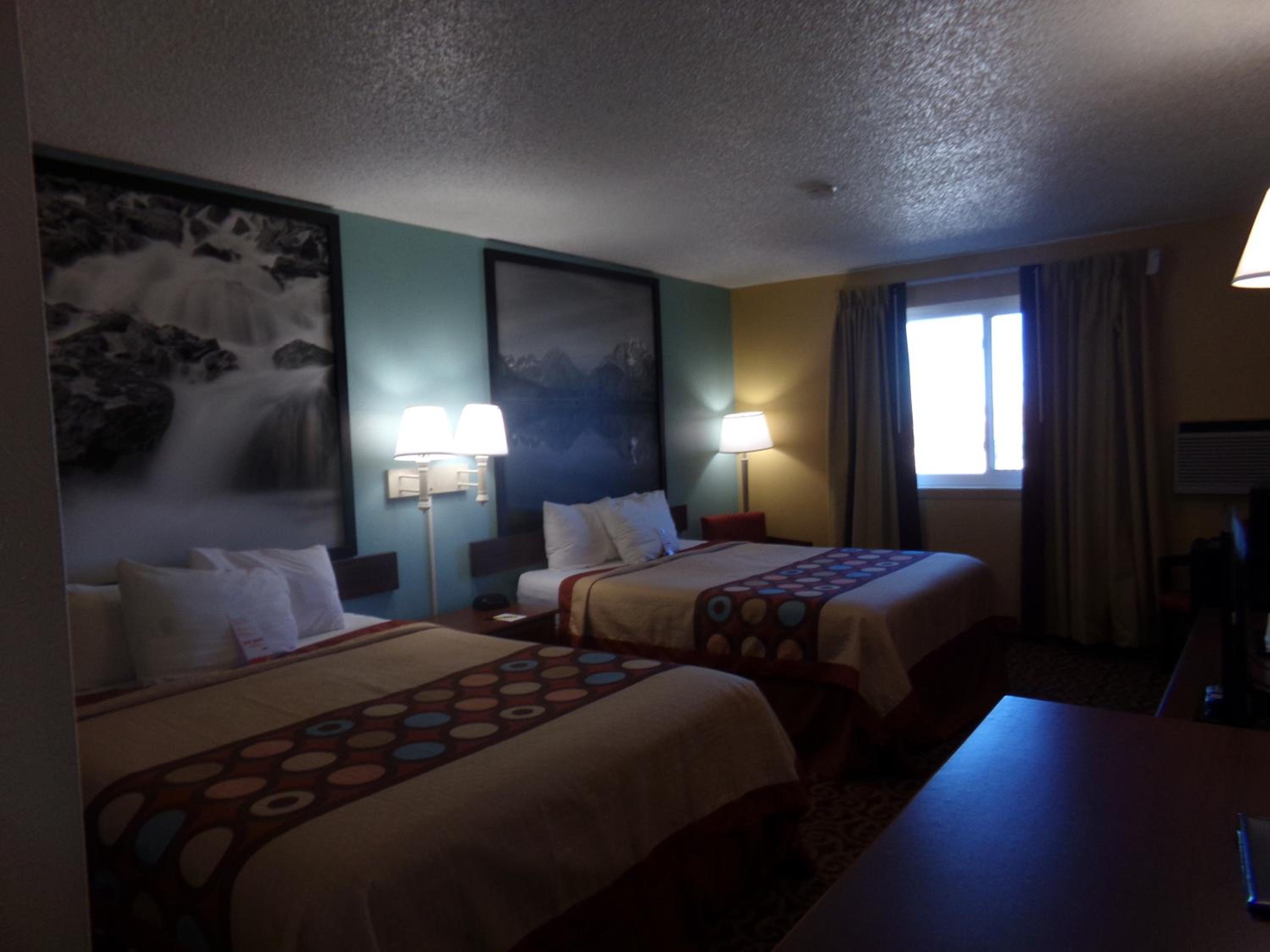 Queen Room with Two Queen Beds - Non-Smoking - Photo 3