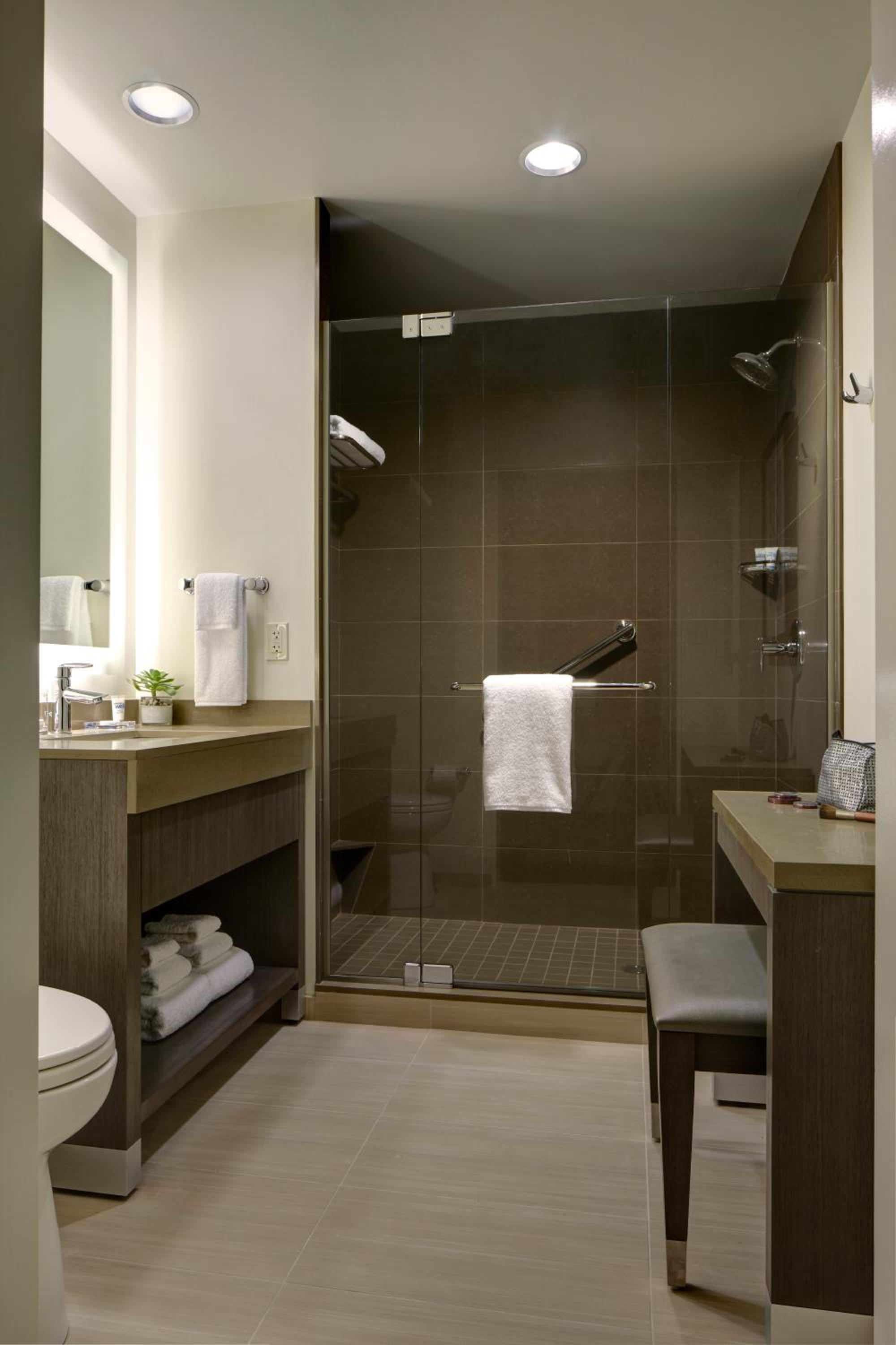 One-Bedroom King Suite - Photo 9