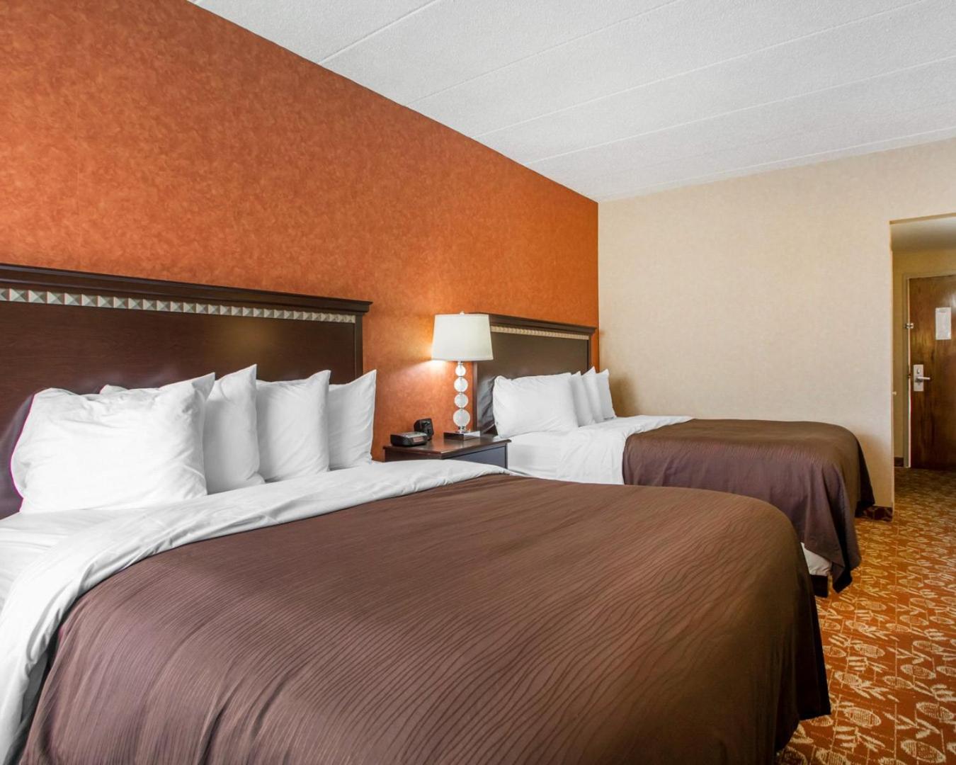 Queen Room with Two Queen Beds - Non-Smoking - Photo 2