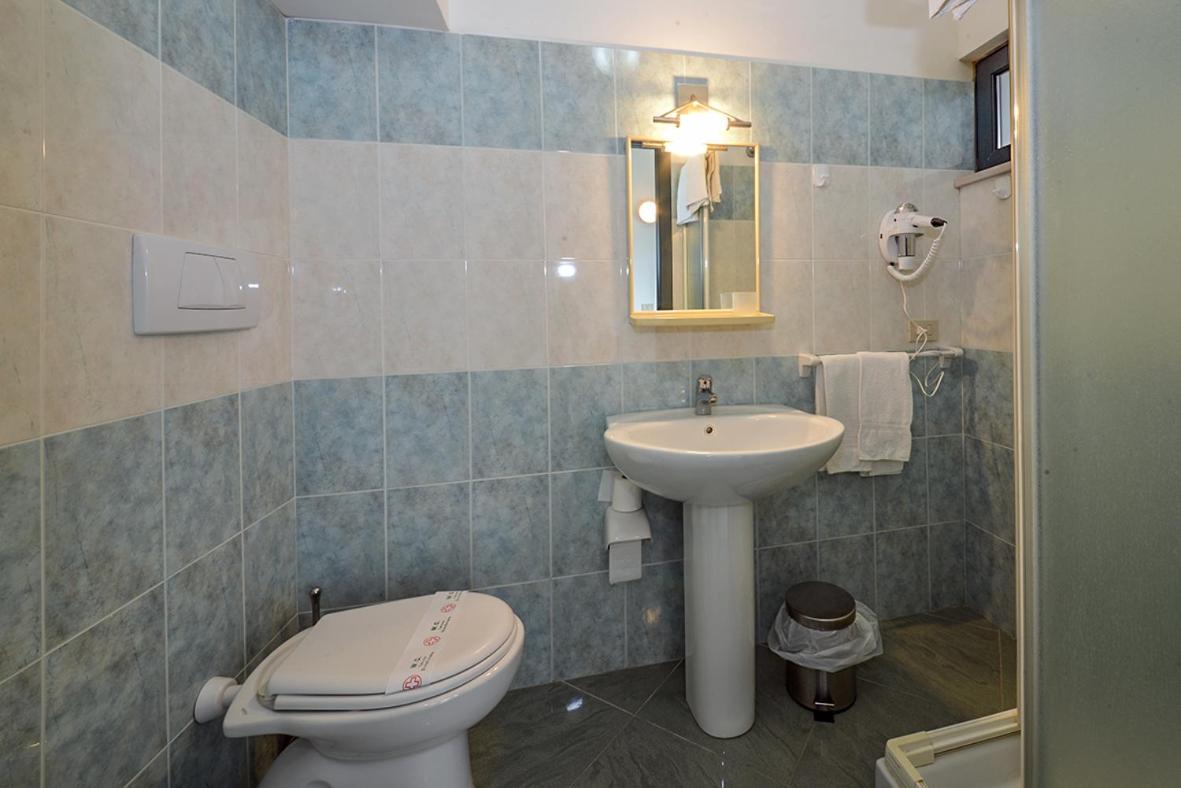 Large Double Room with Balcony and Sea view photo 2
