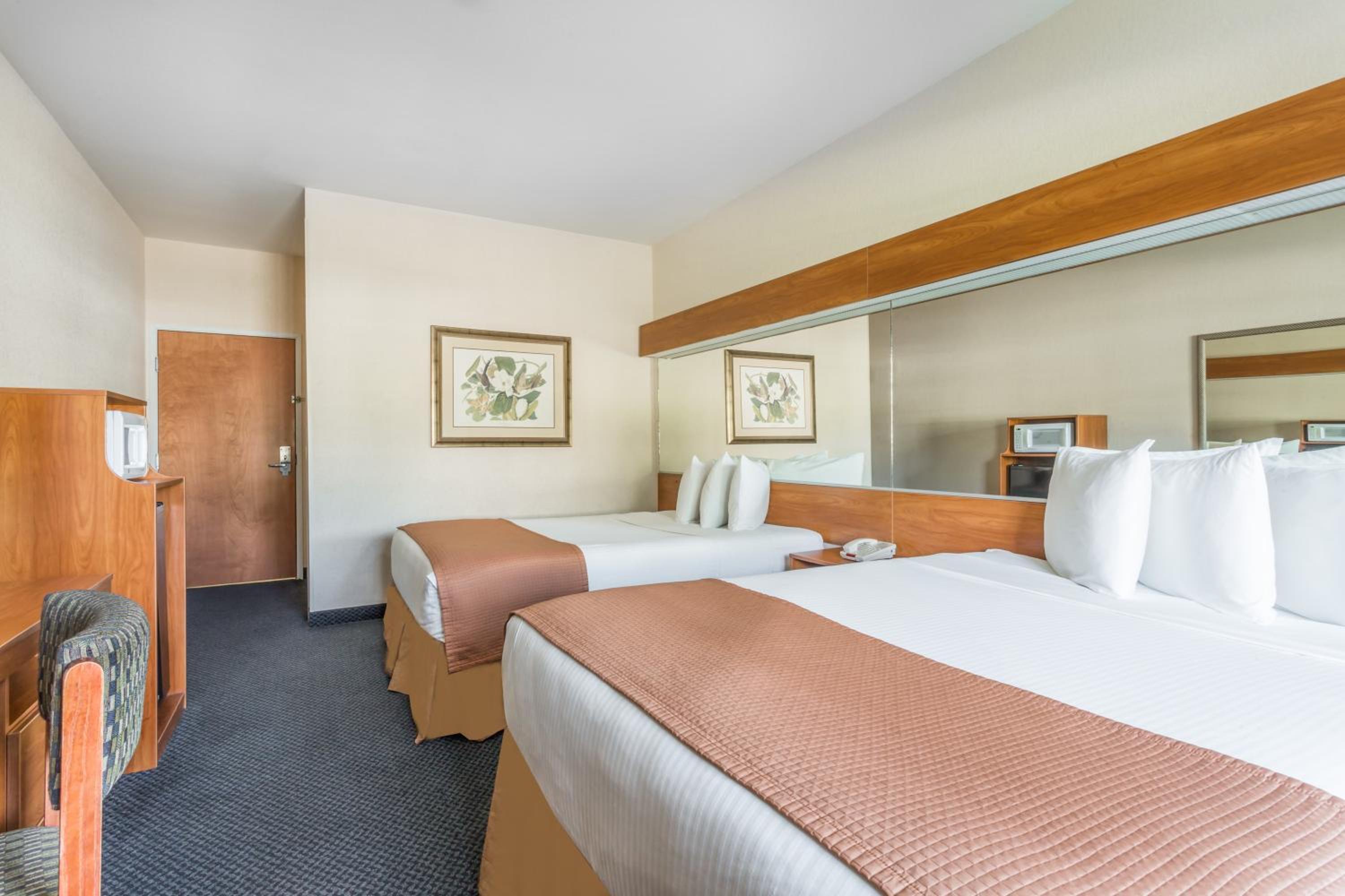 Queen Room with Two Queen Beds - Non-Smoking - Photo 3