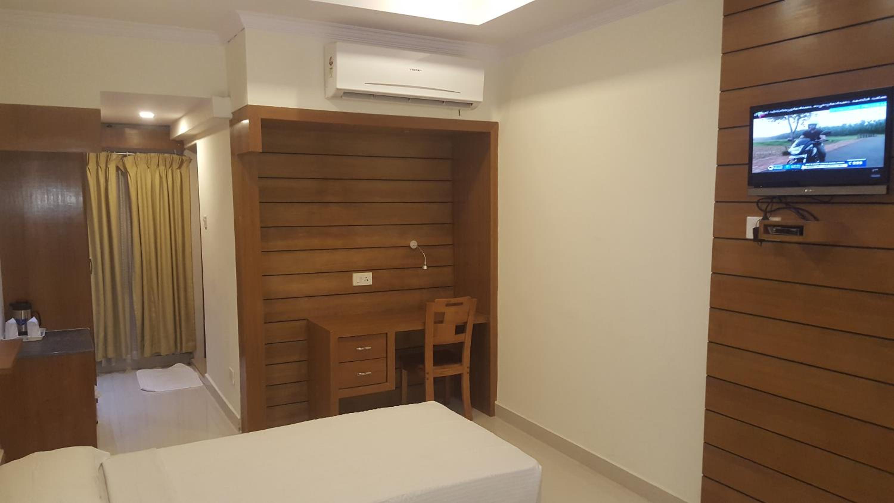 Deluxe Double Room - Photo 9