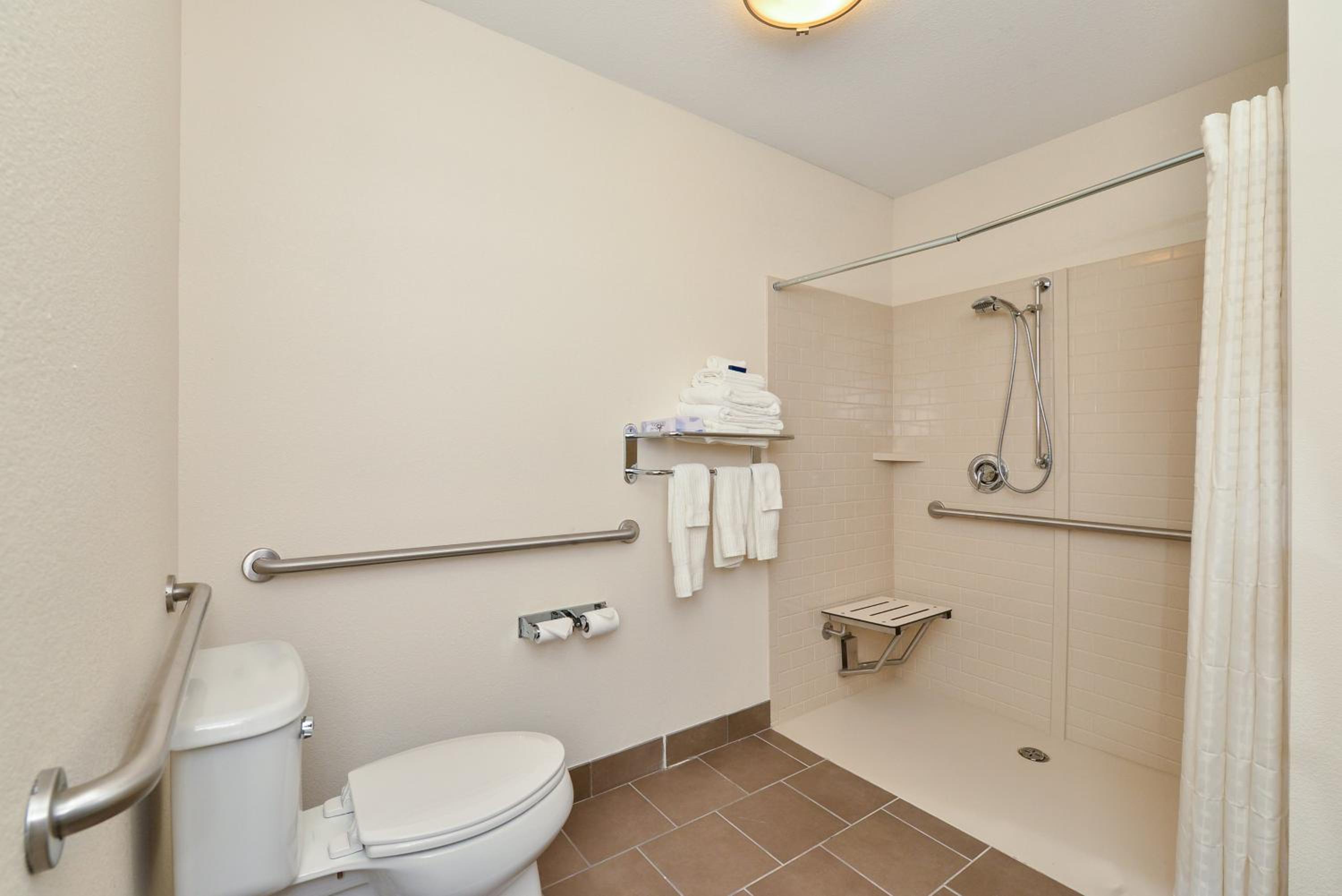 Queen Studio Suite with Hearing Accessible Roll in Shower - Non-Smoking