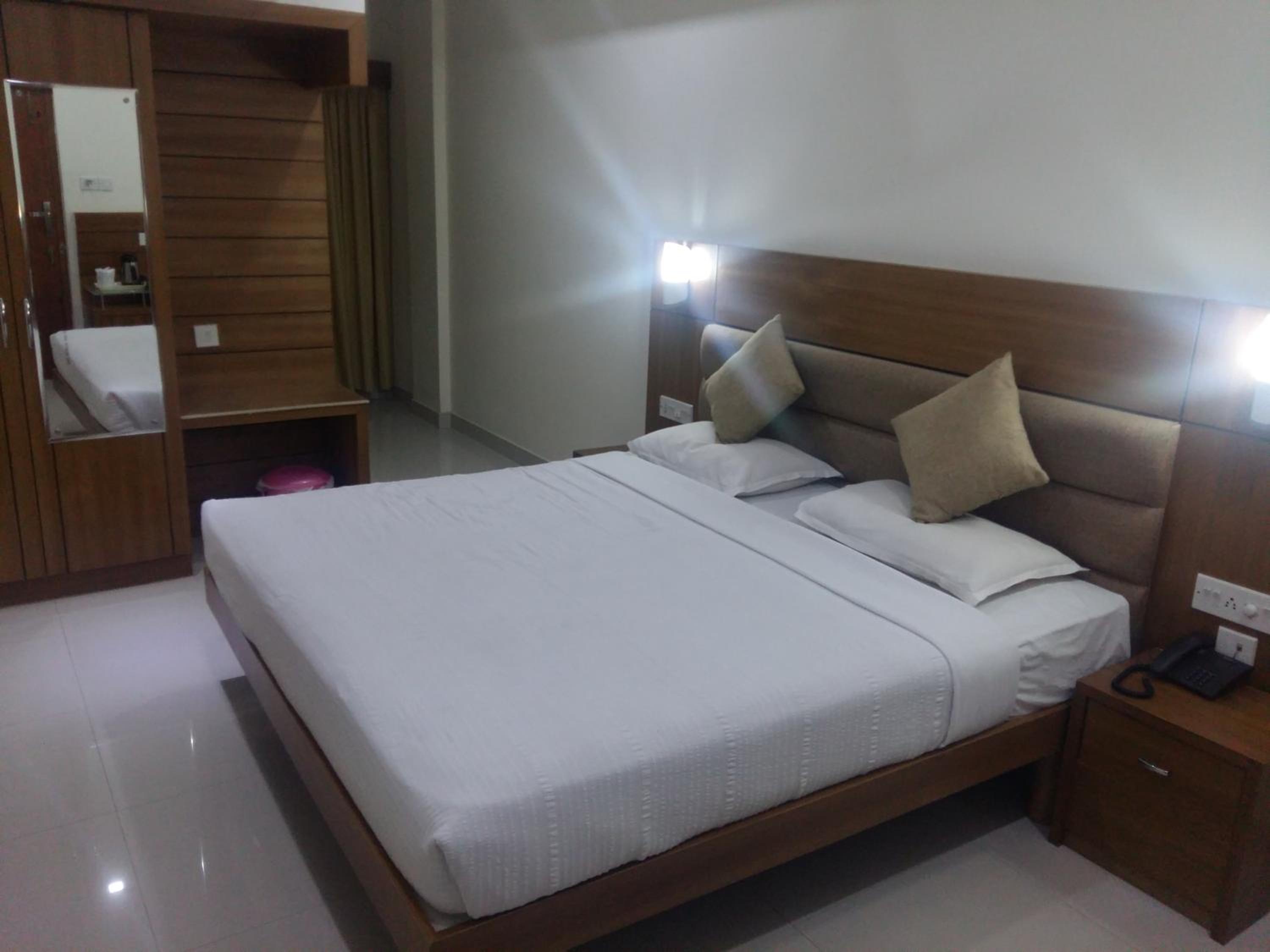 Deluxe Double Room - Photo 13