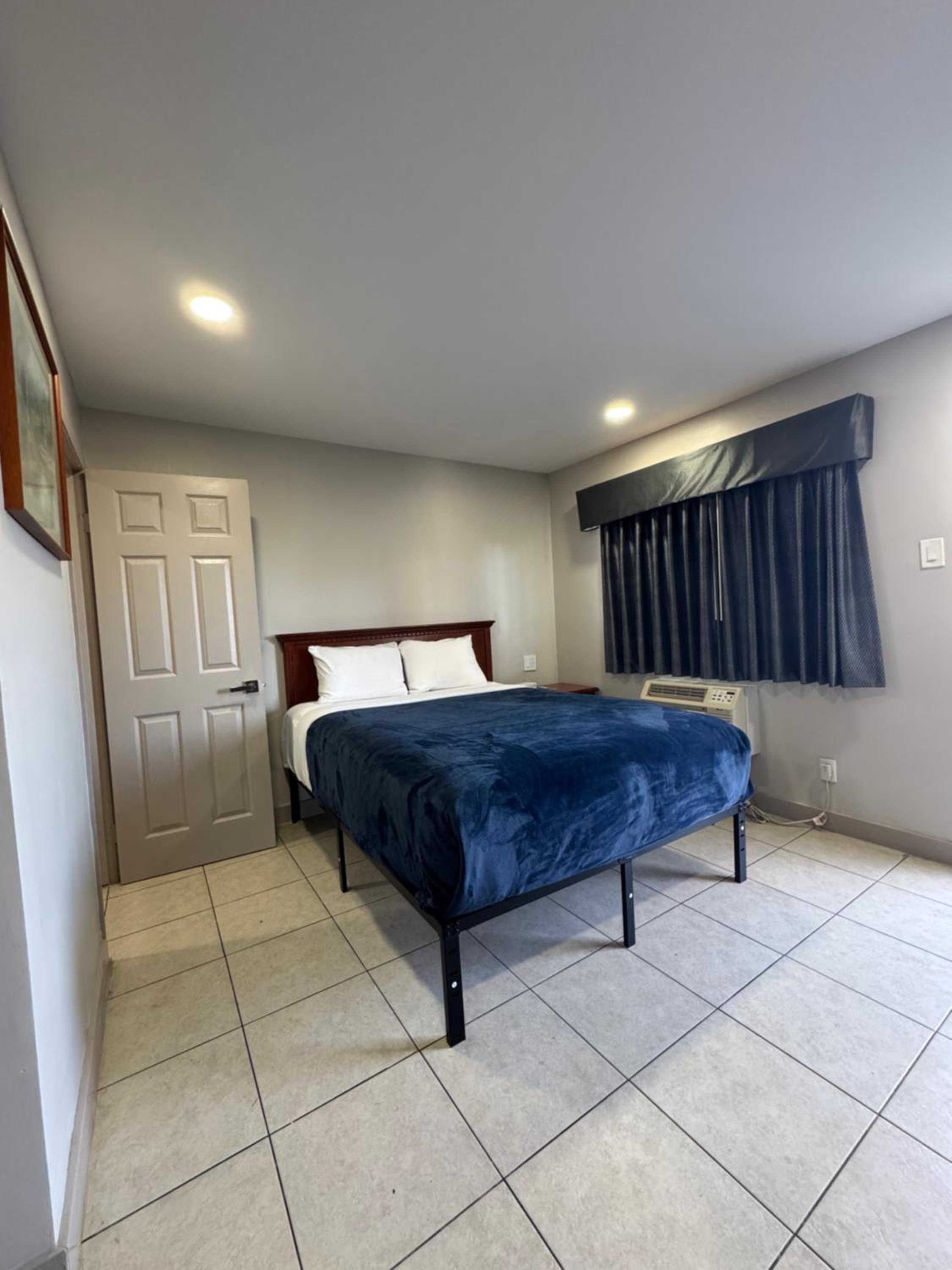 Queen Room - Non Smoking/Exterior Hall