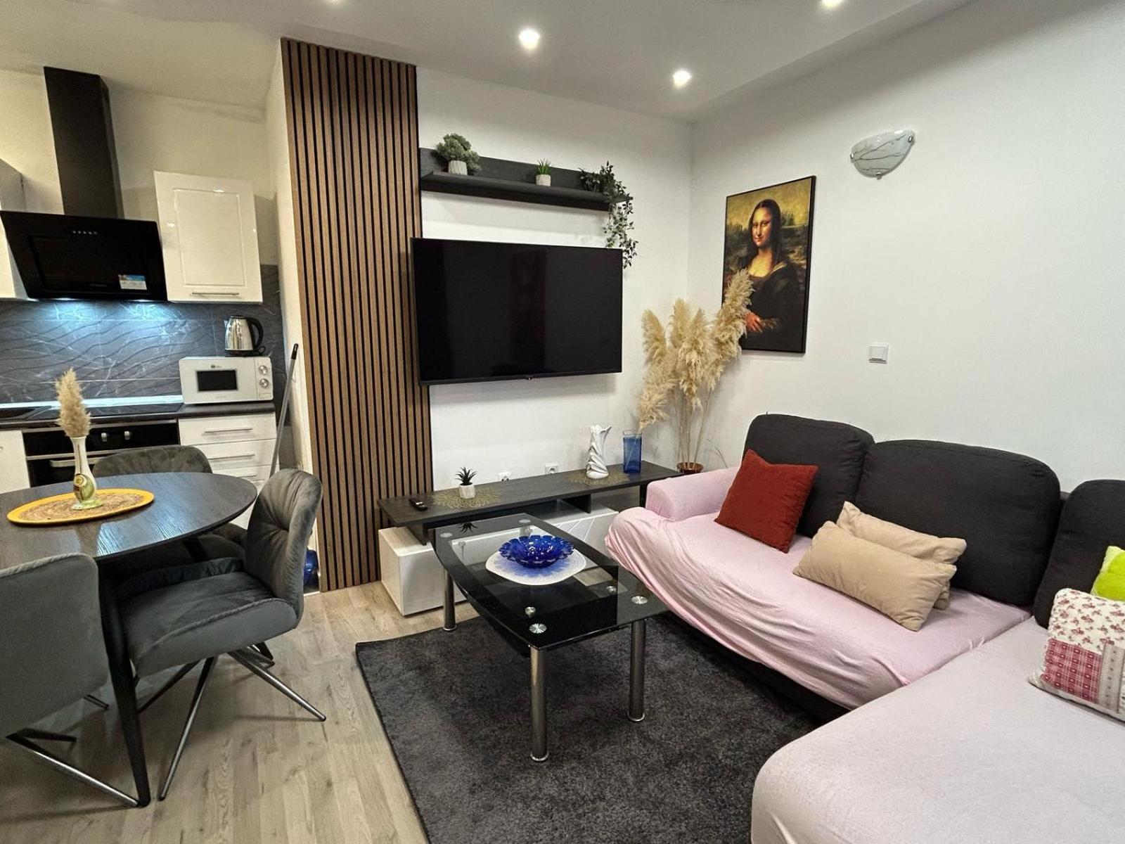 One-Bedroom Apartment photo 1