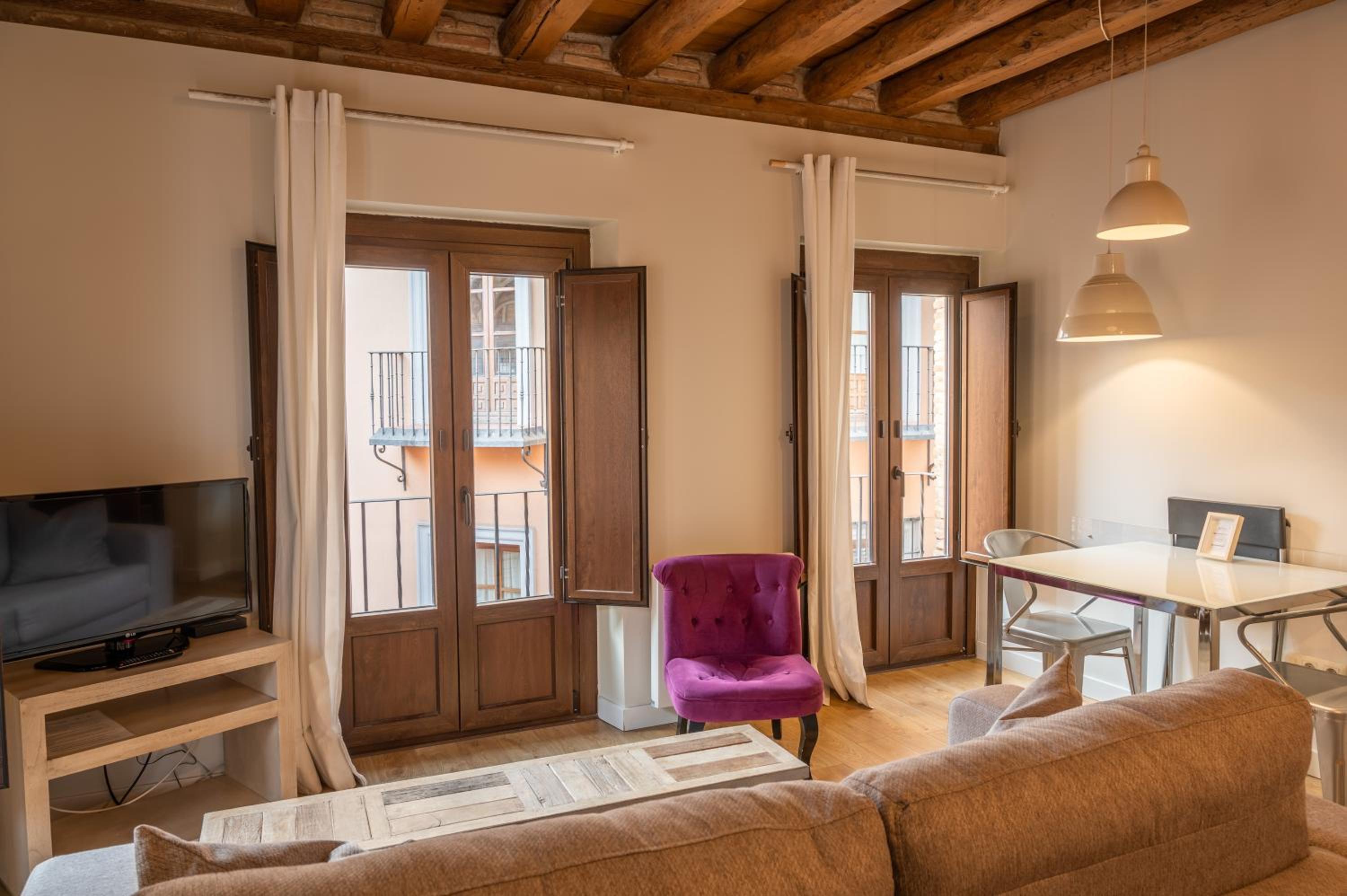 Apartment with City View - Photo 2