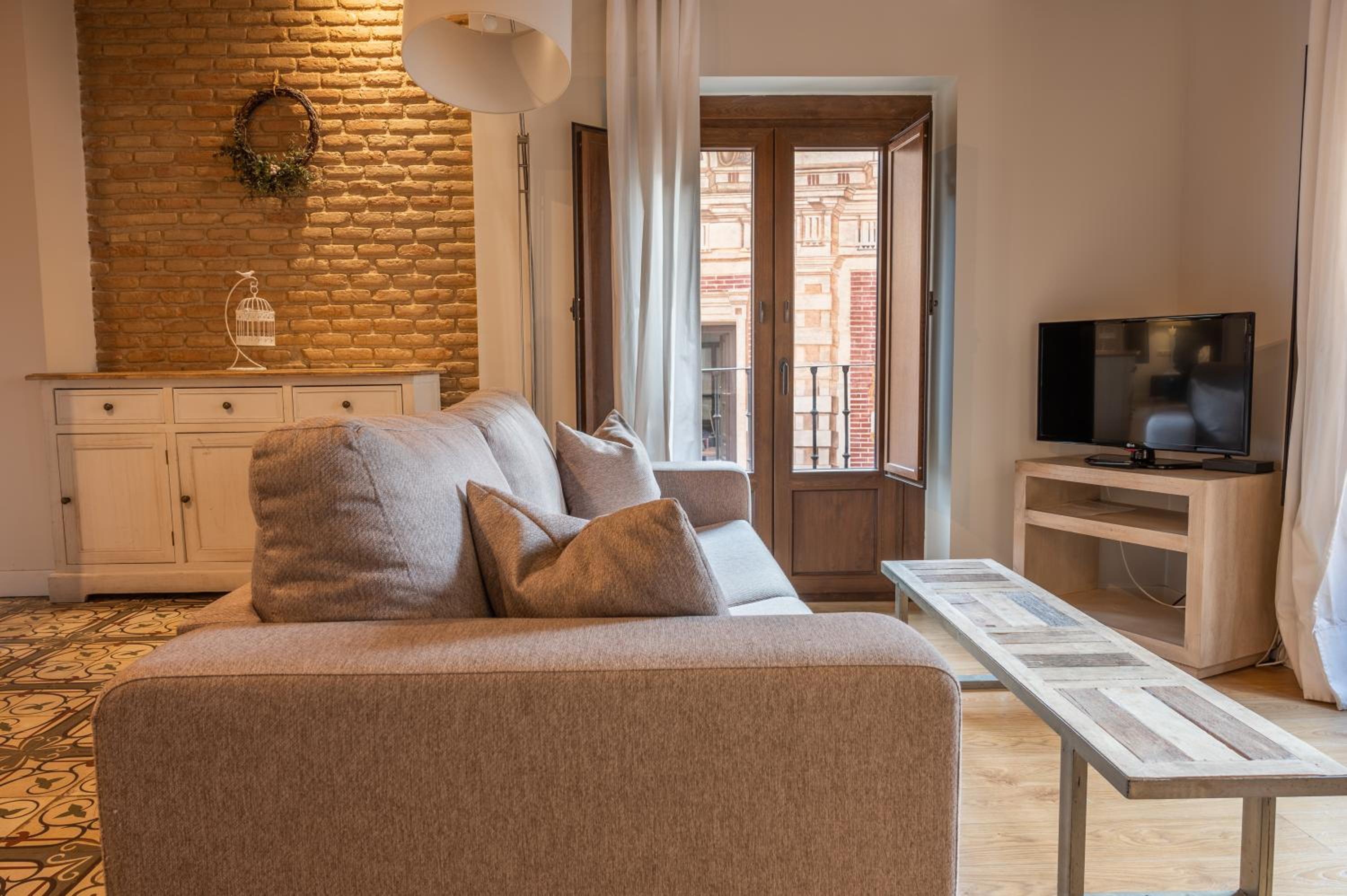 Apartment with City View - Photo 5