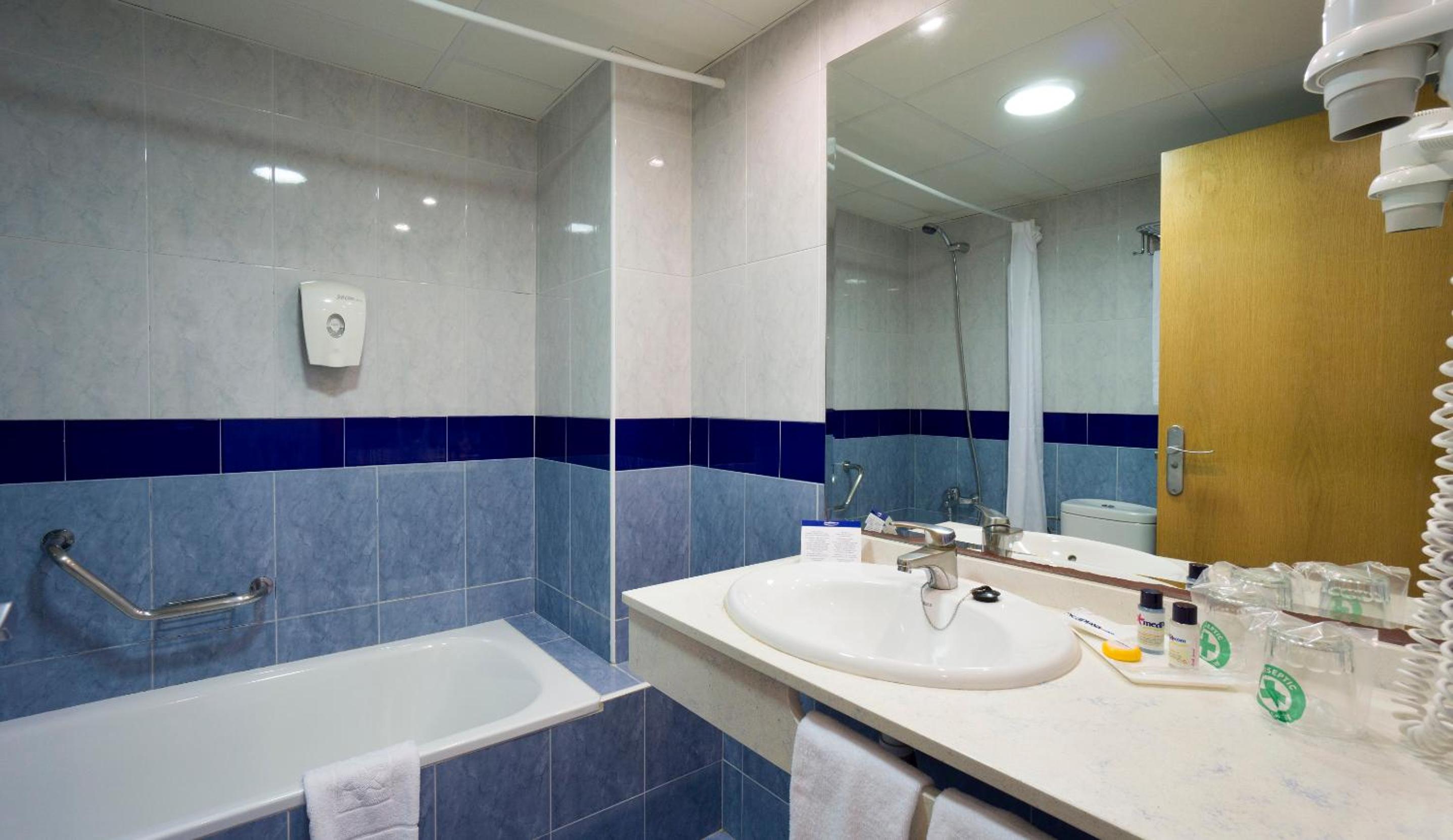 Double Room with Sea View (2 adults) - Photo 3