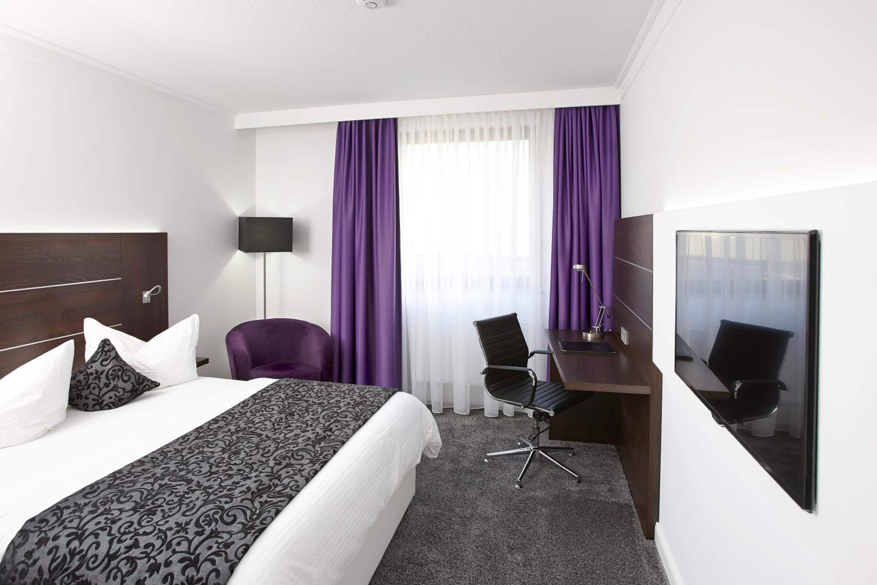 Double Room with Queen Size Bed photo 3