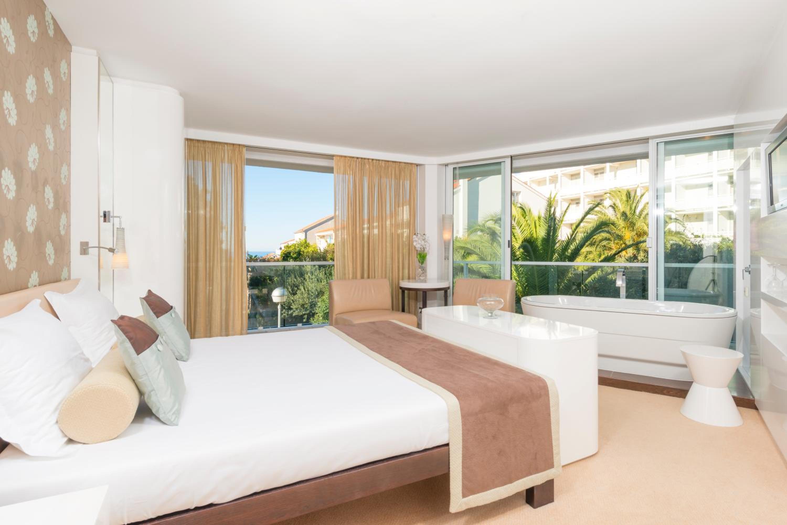 Deluxe King Room - Photo 1