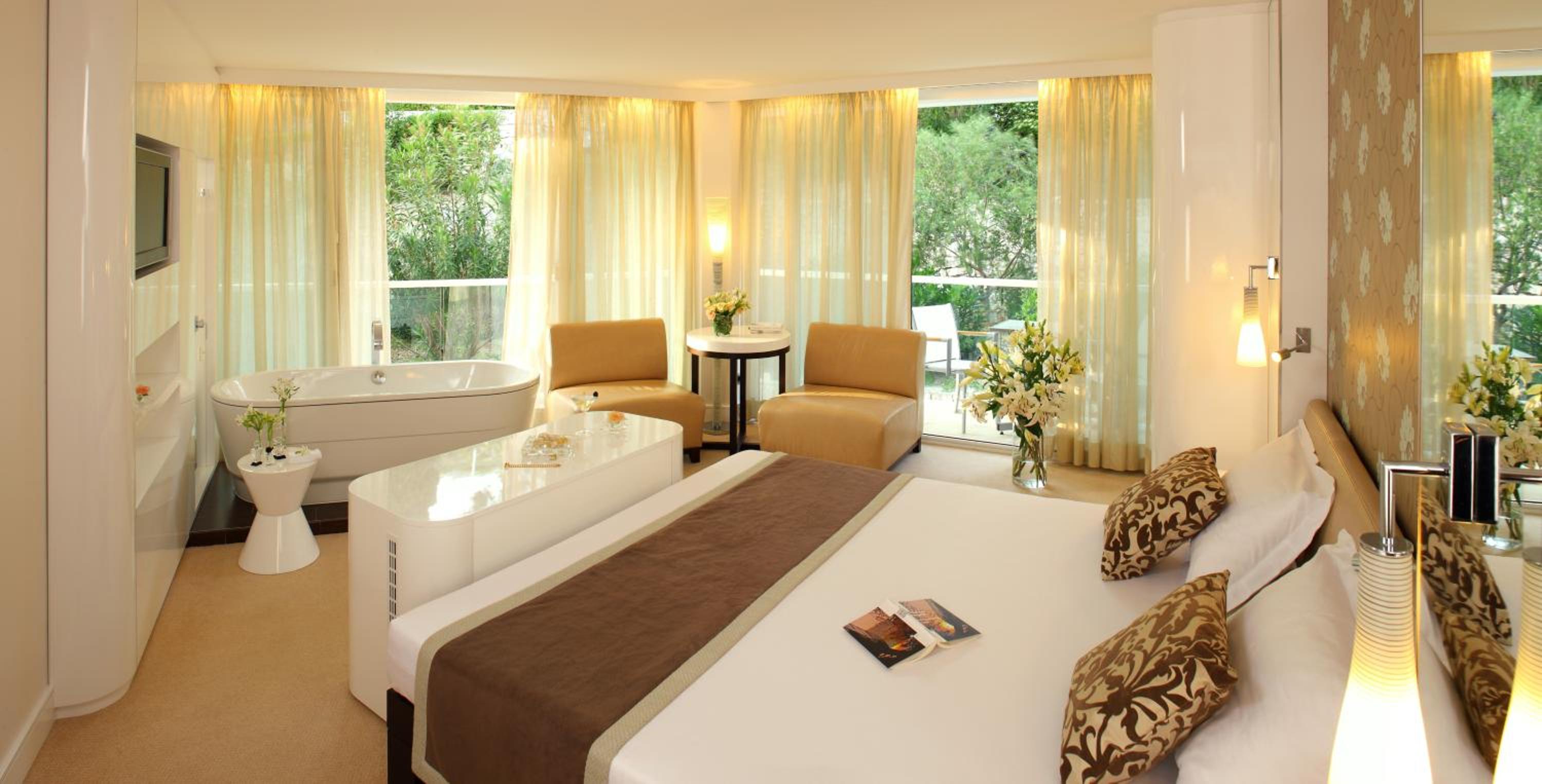 Deluxe King Room - Photo 3