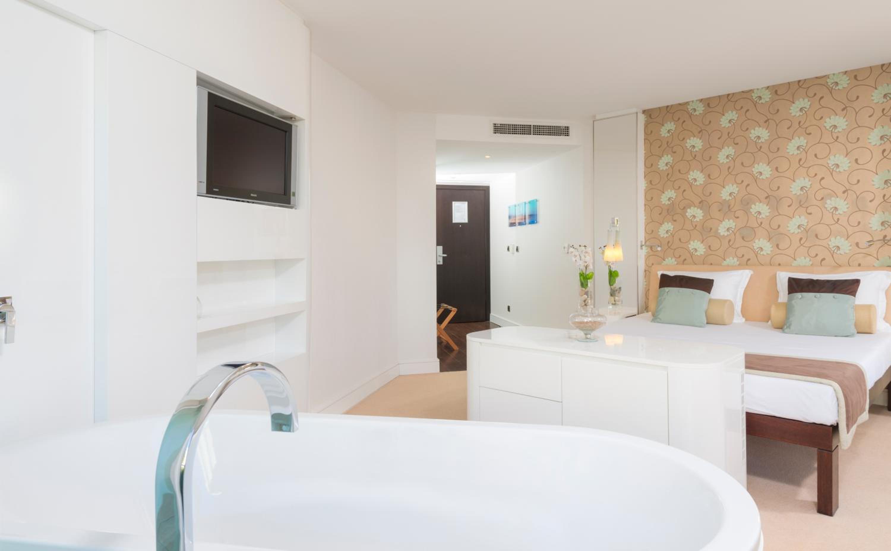Deluxe King Room - Photo 4