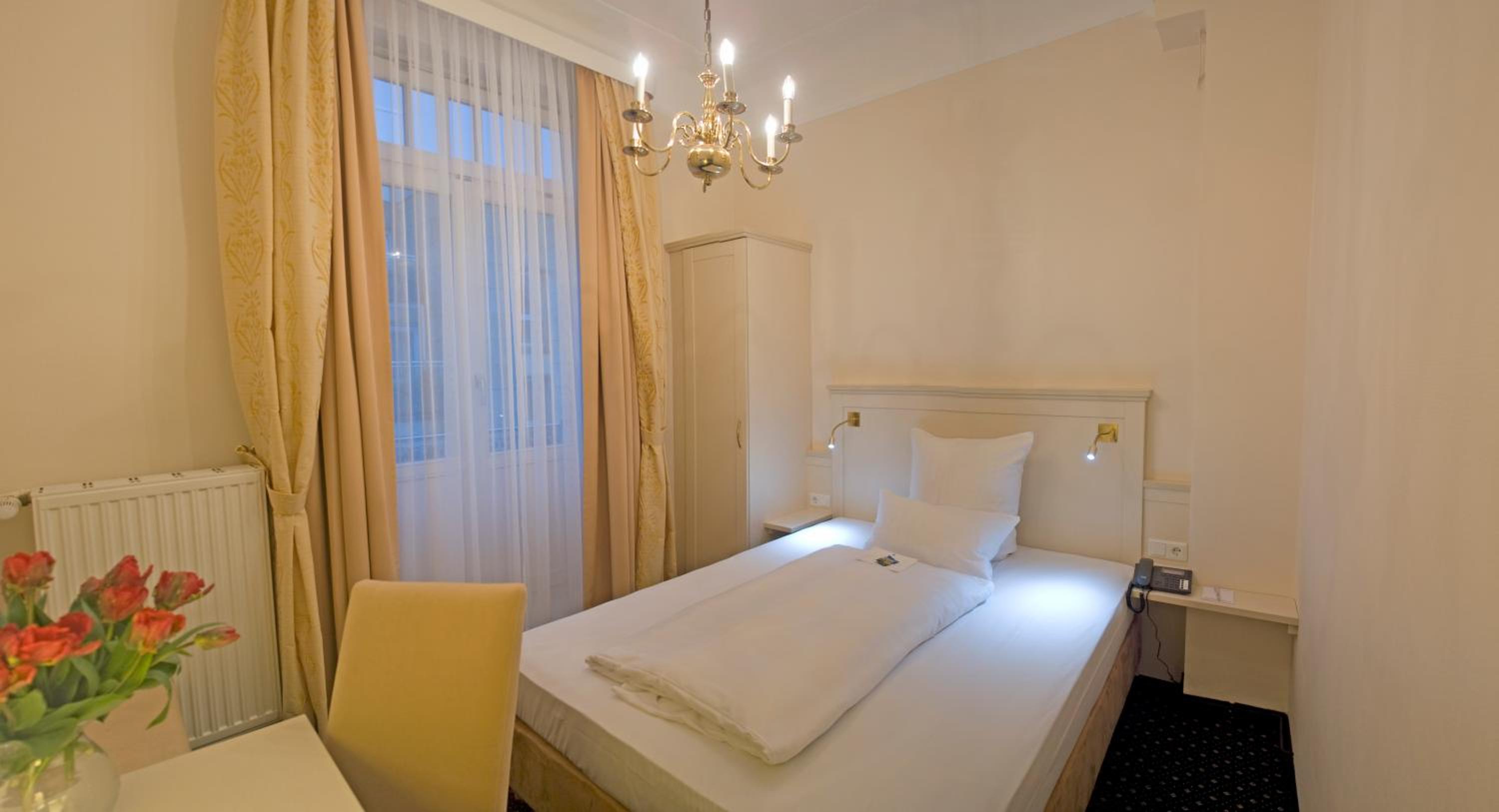 Standard Room with Queen-size Bed - Photo 9