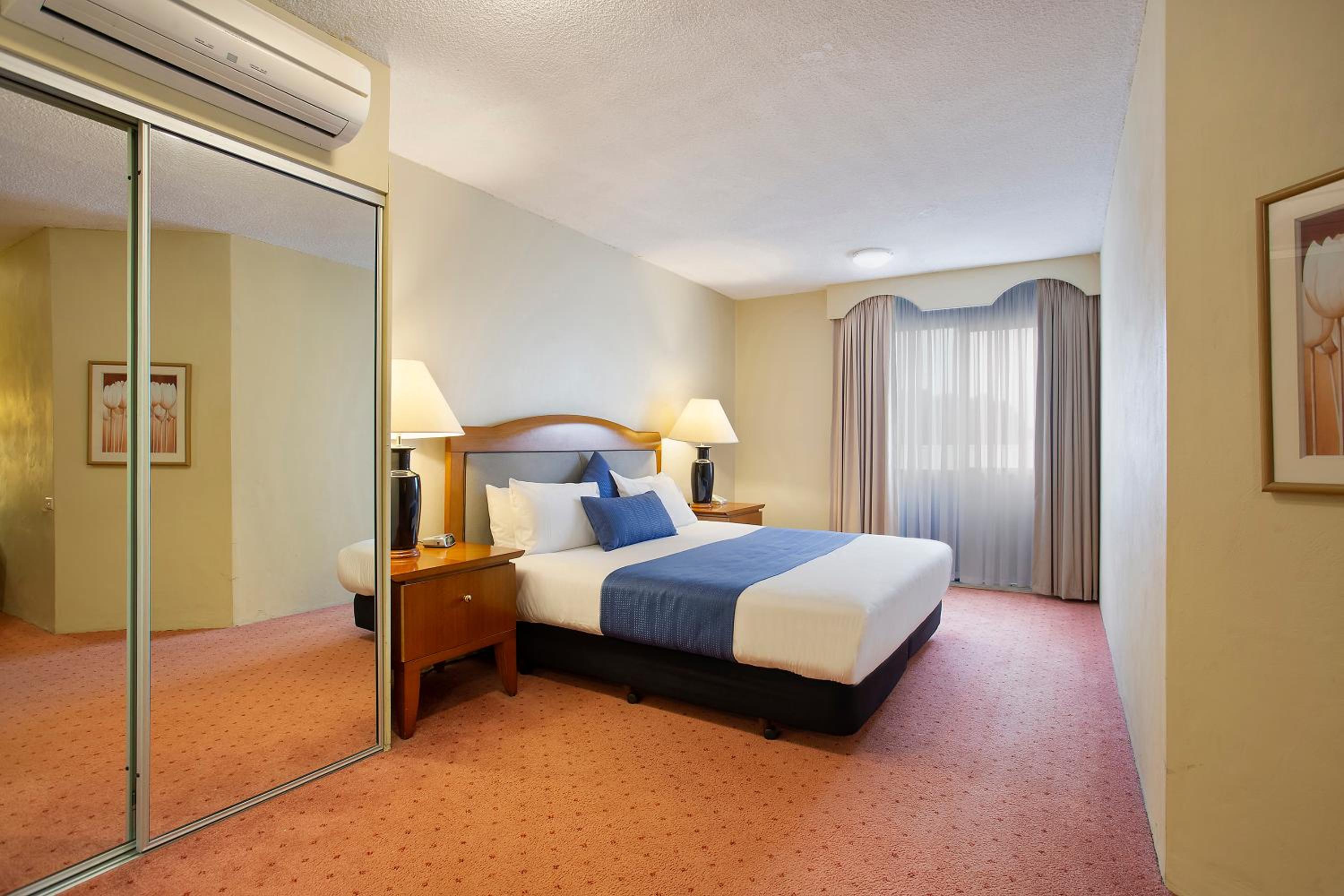 King Room with Spa Bath - Photo 2
