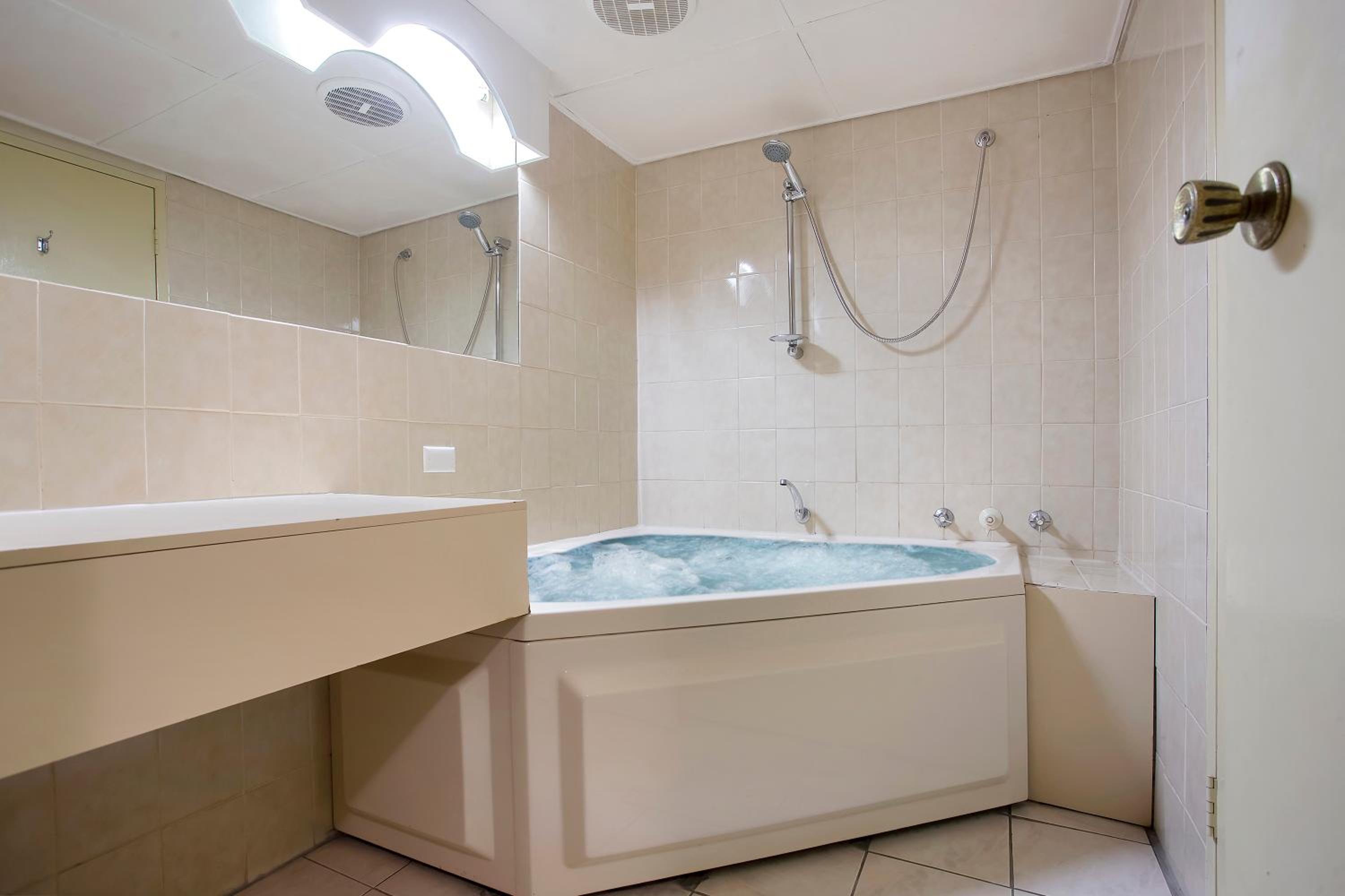 King Room with Spa Bath - Photo 4