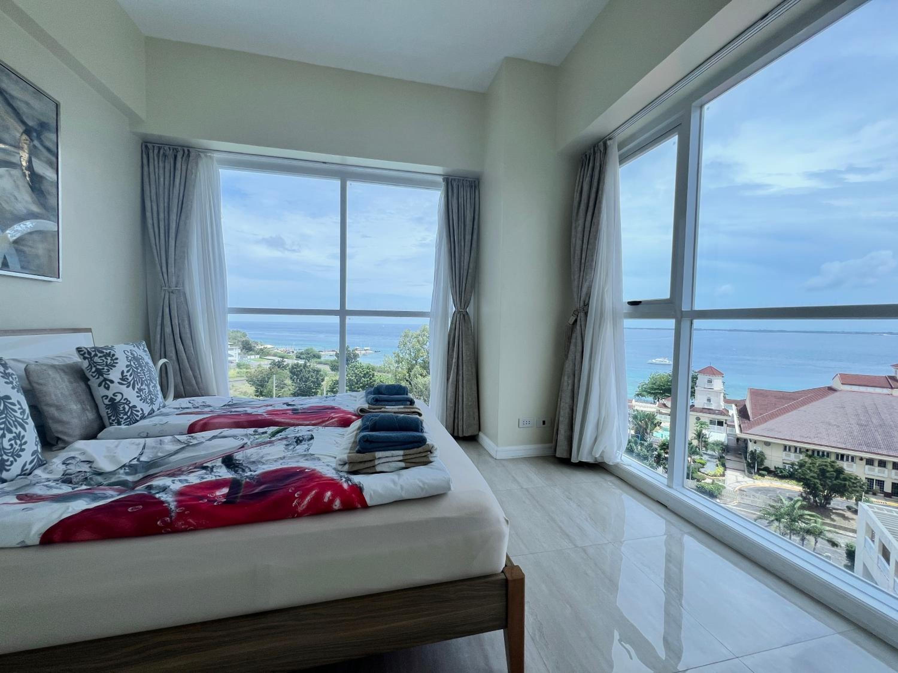 Deluxe Suite with Sea View photo 2