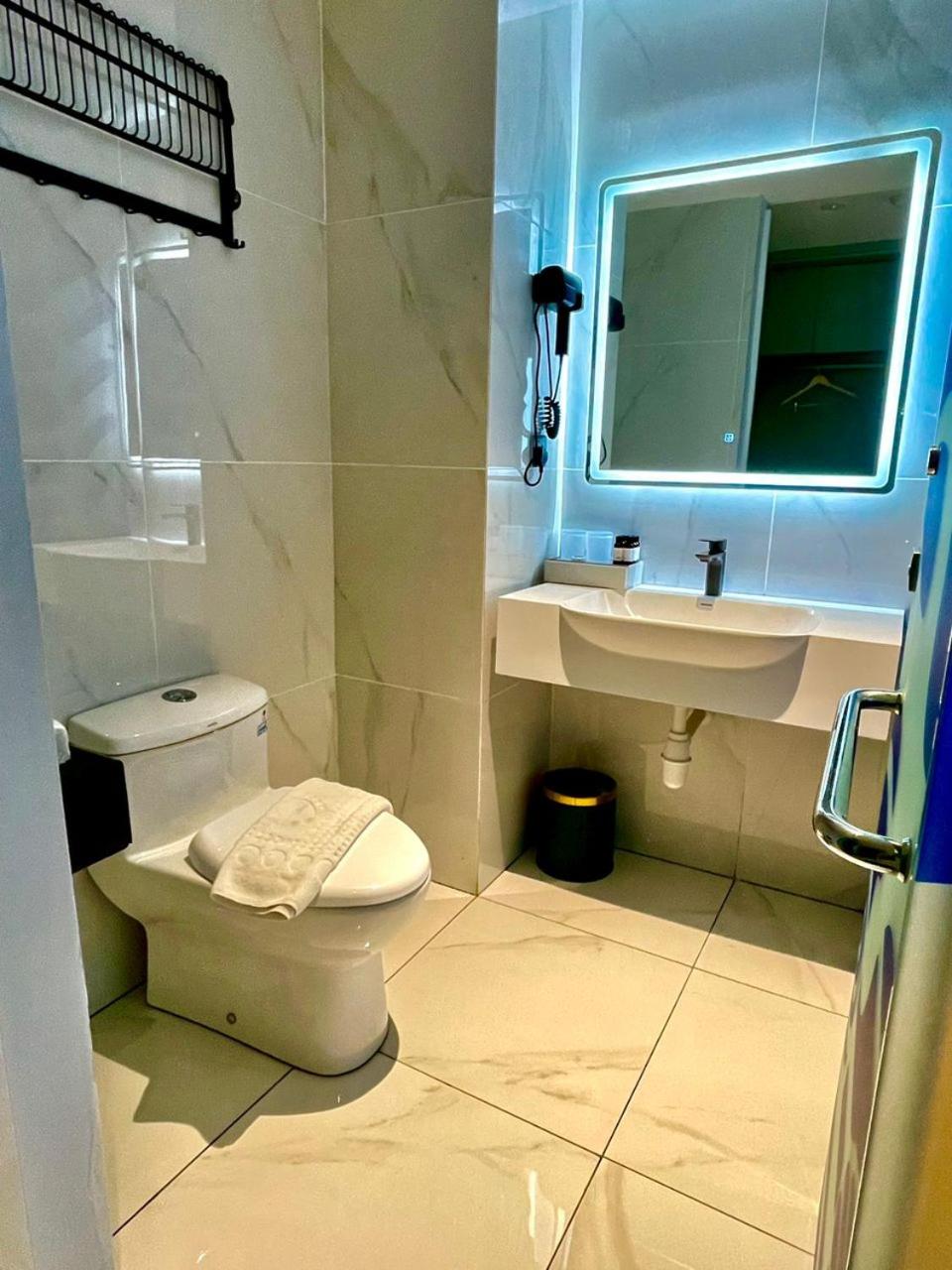 Standard Double or Twin Room - Photo 6