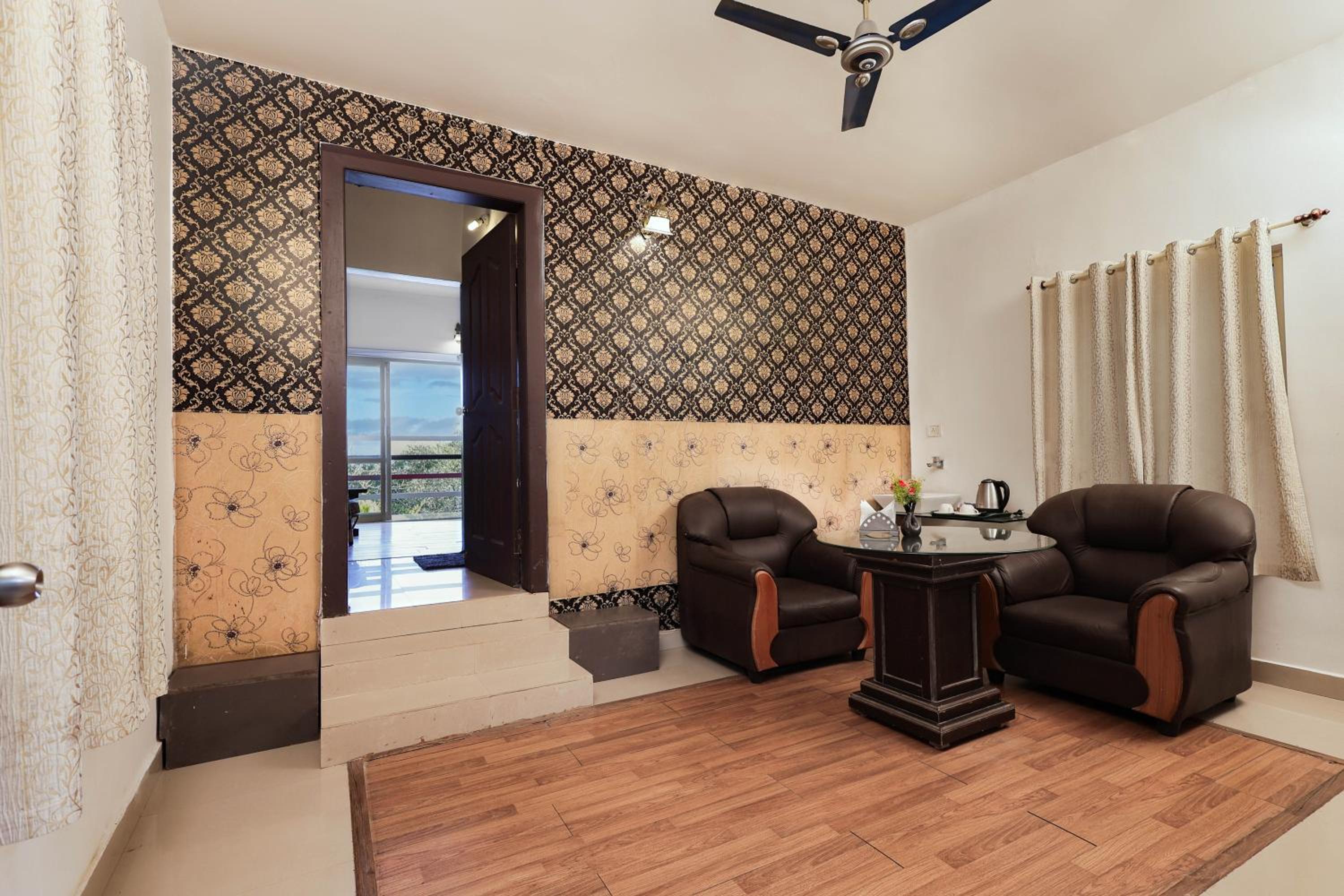 Suite - Photo 1