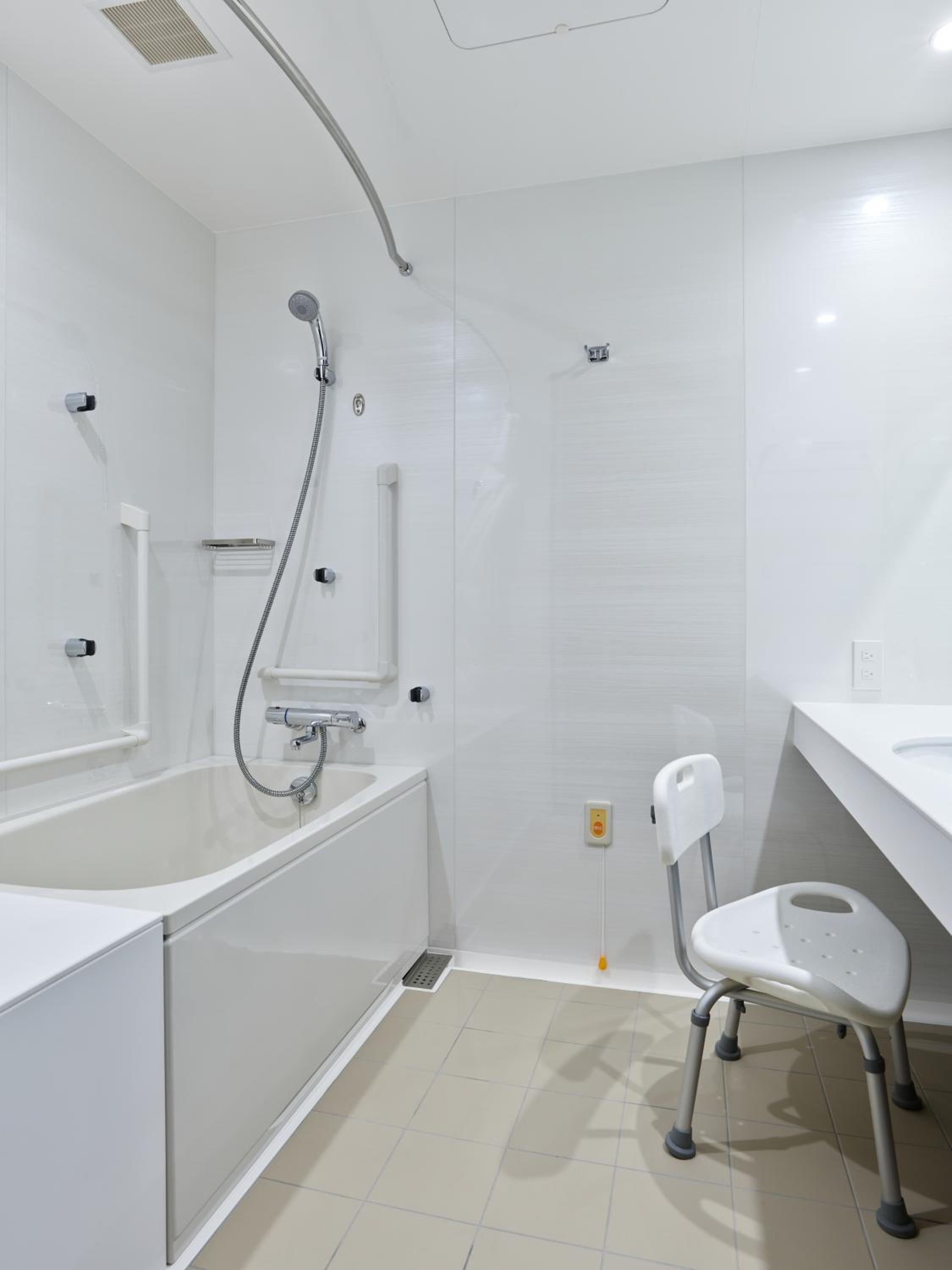 Accessible Twin Room photo 3