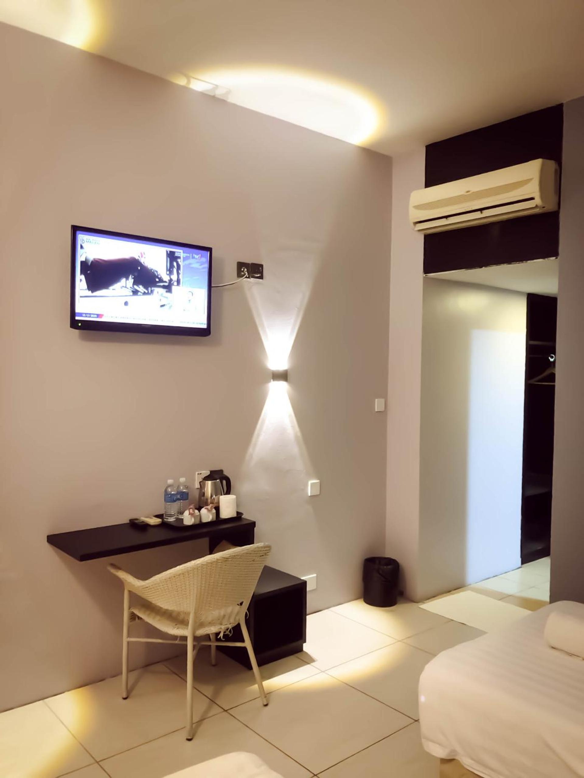 Deluxe Queen Room - Photo 5