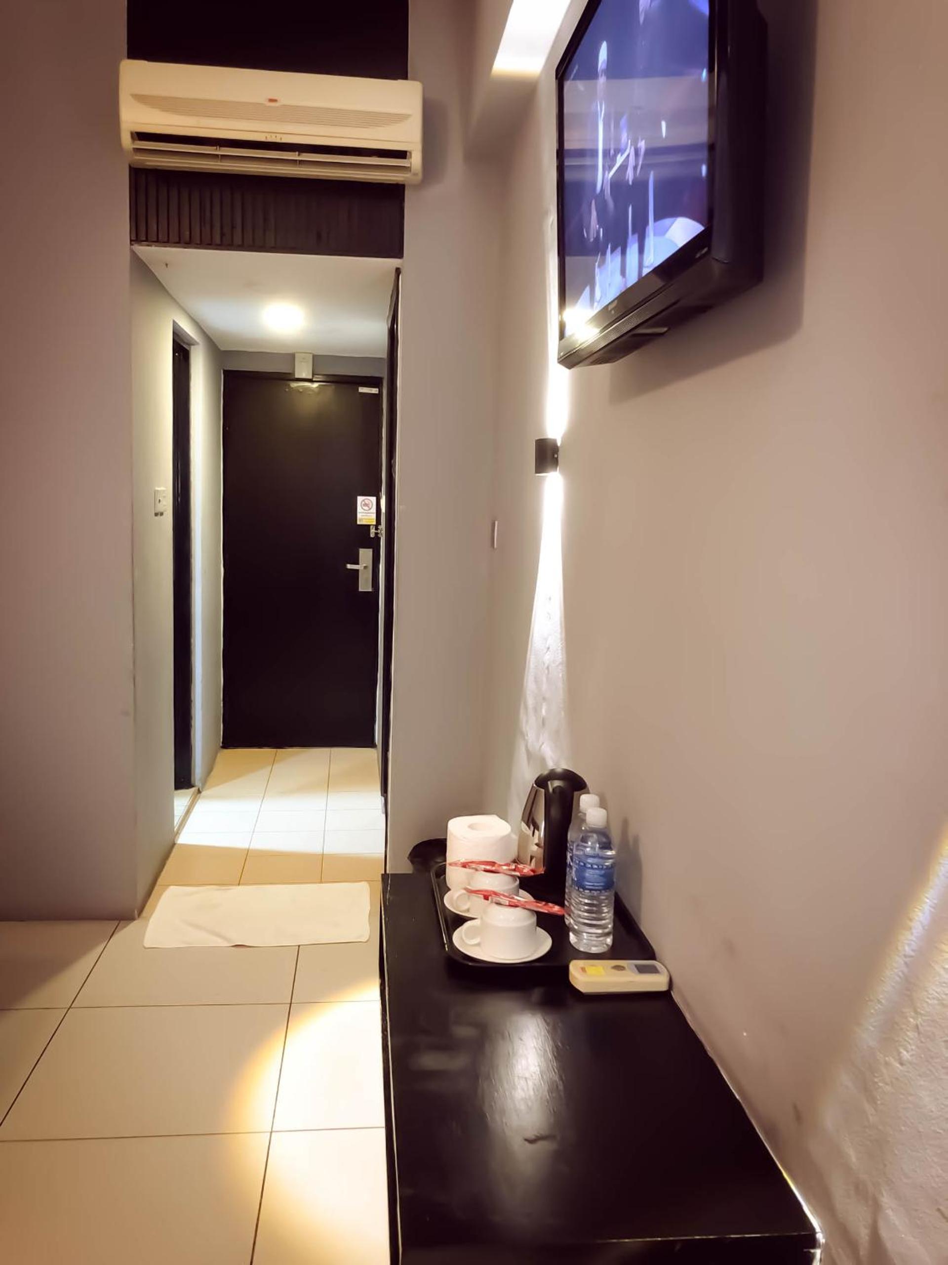 Deluxe Queen Room - Photo 9
