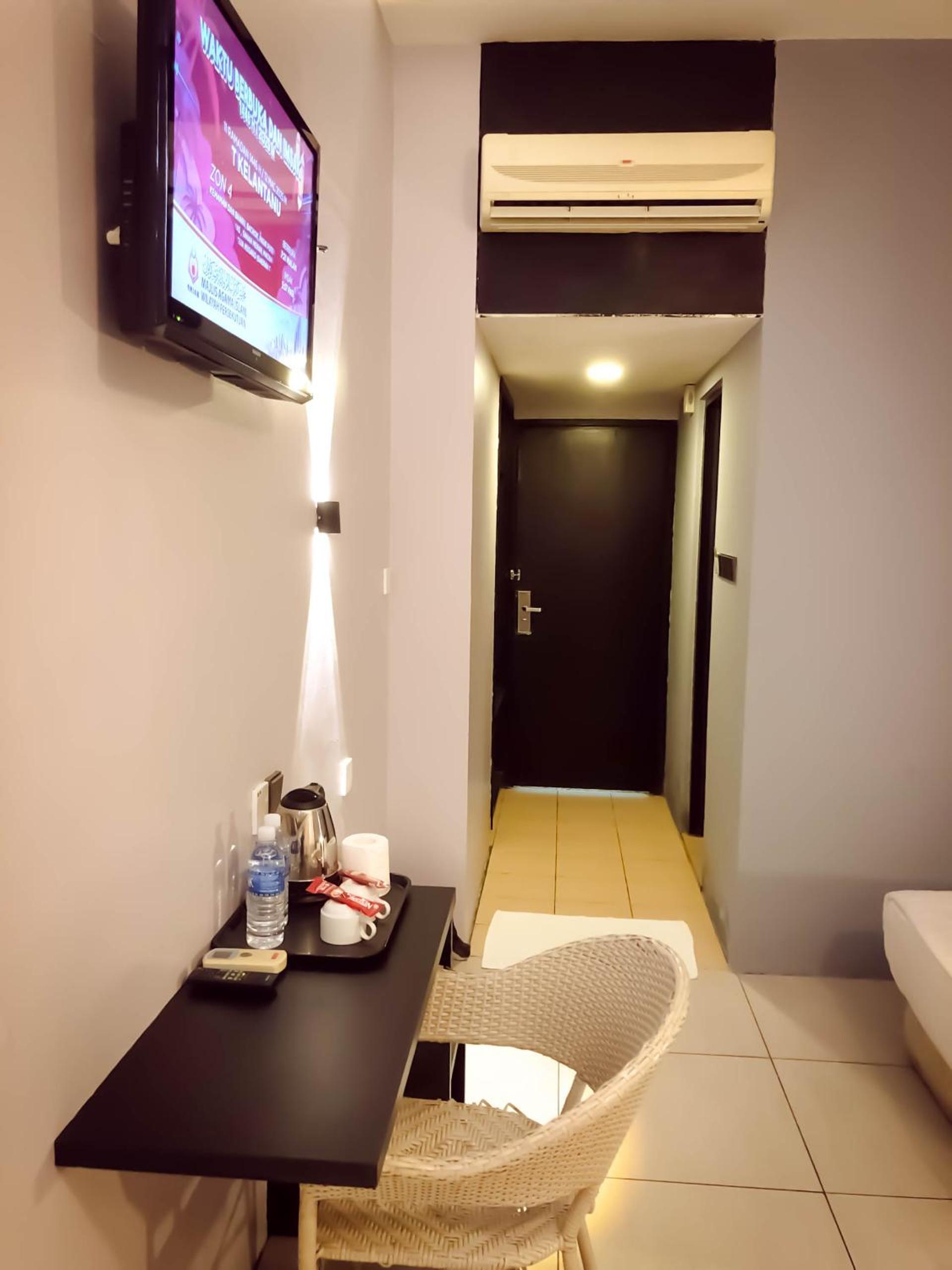 Deluxe Queen Room - Photo 10