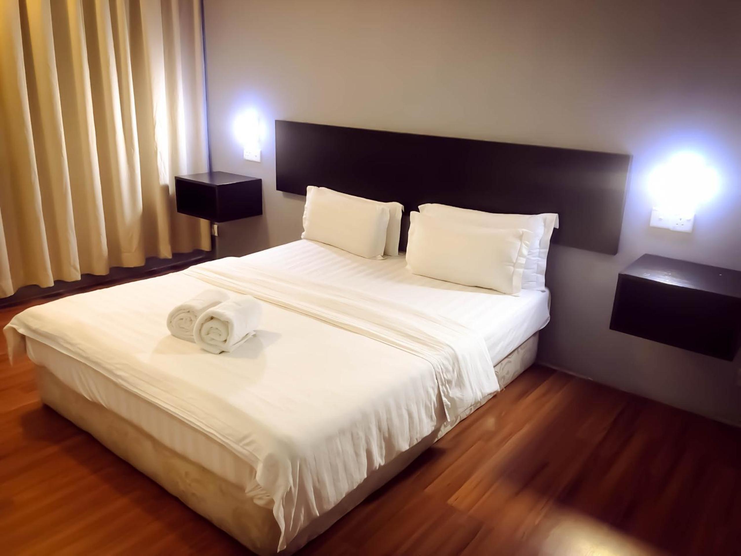 Deluxe Queen Room - Photo 8