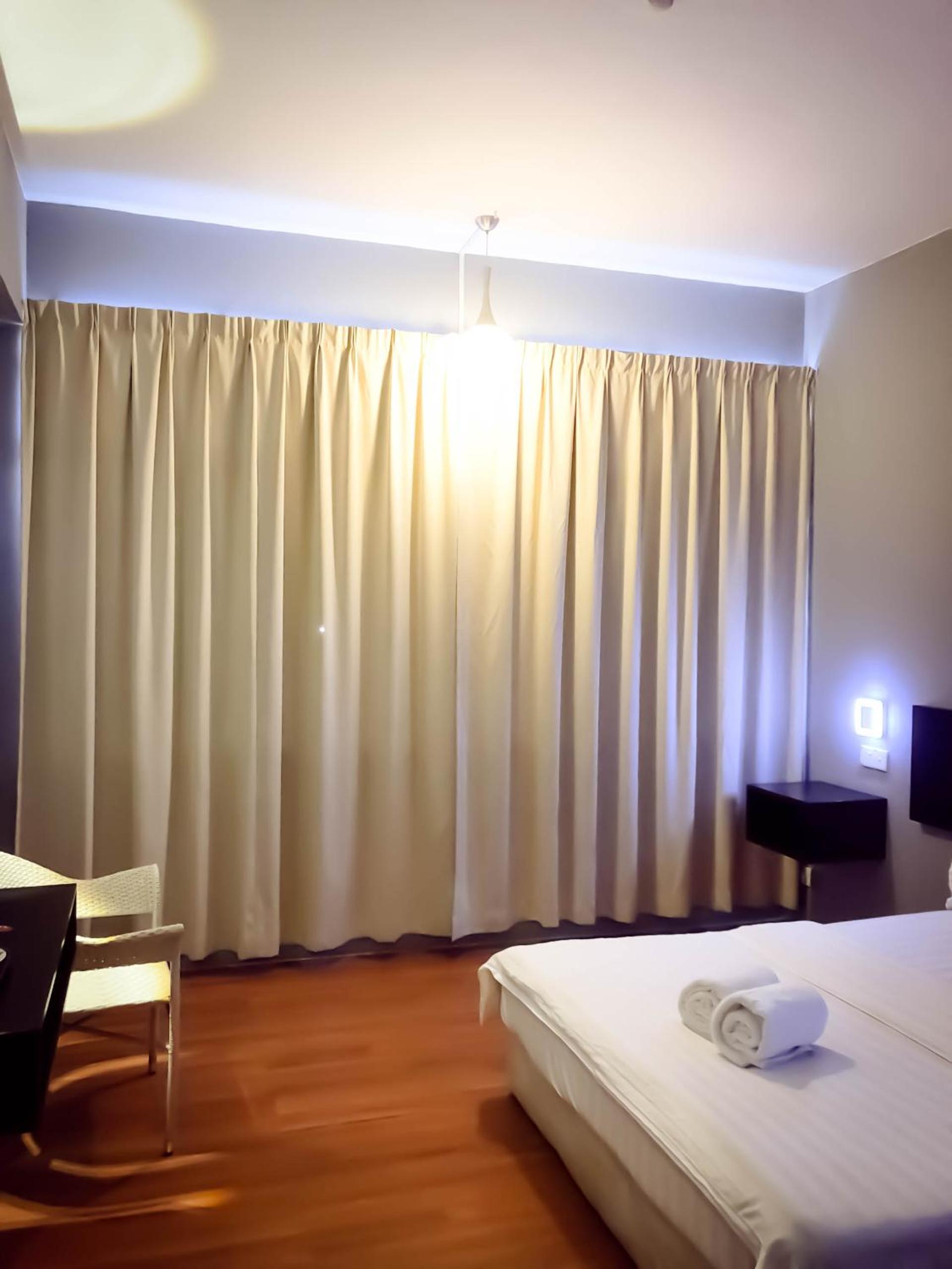 Deluxe Queen Room - Photo 12