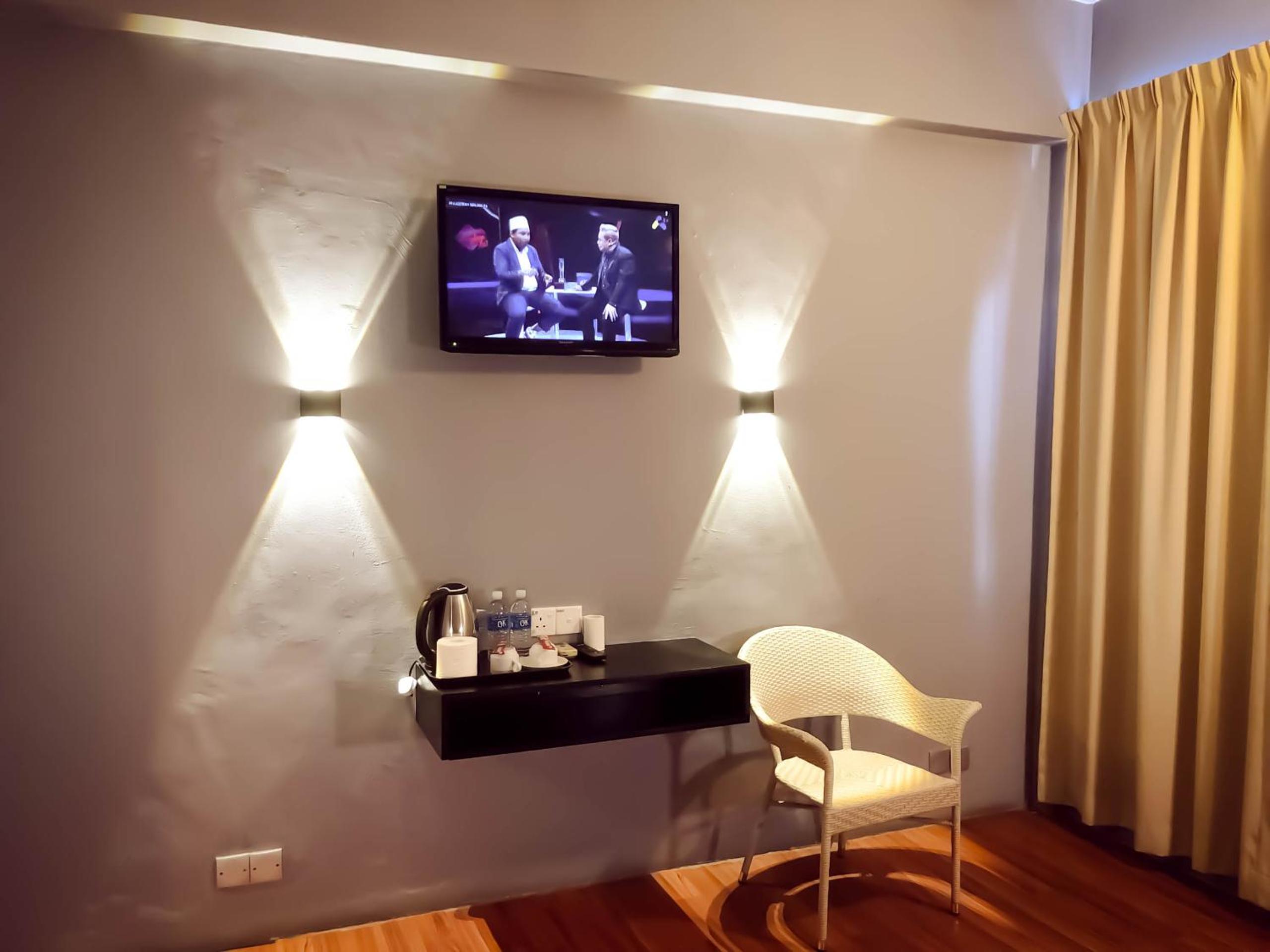 Deluxe King Room - Photo 8