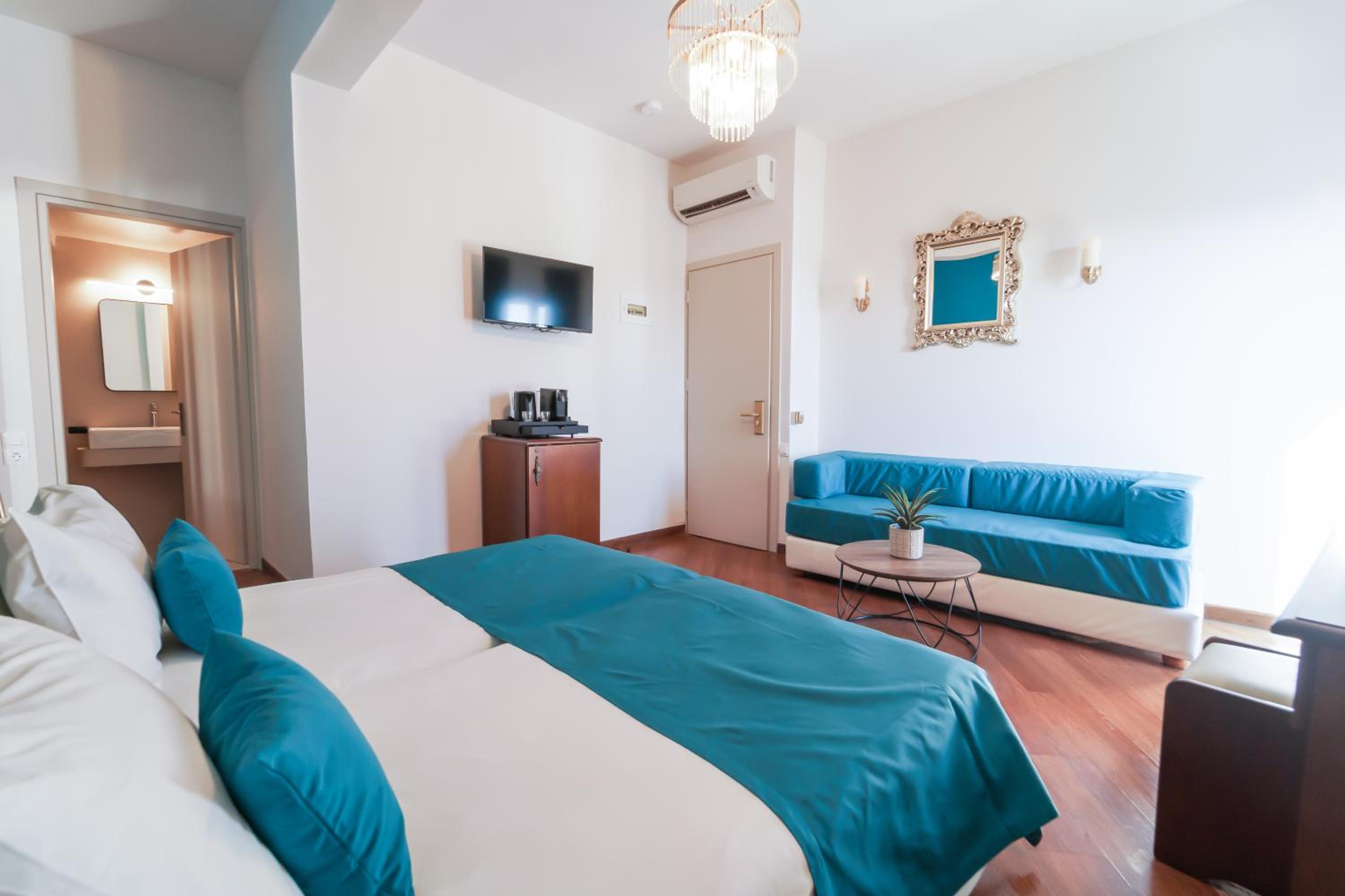 Deluxe Room - Photo 9