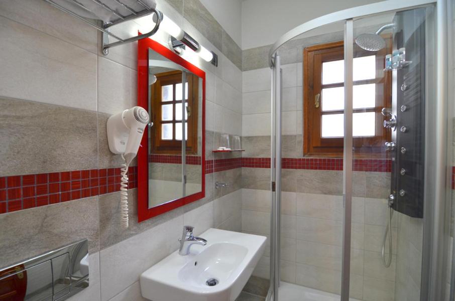 Double or Twin Room - Photo 6