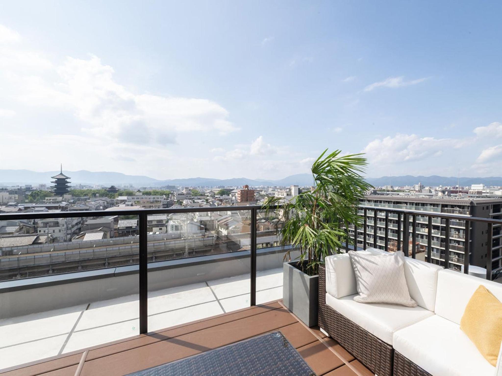 Family Room with Balcony photo 3