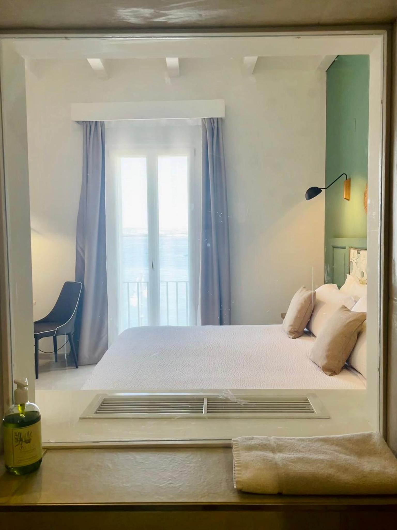 Deluxe Double Room with Balcony and Sea View - Photo 24