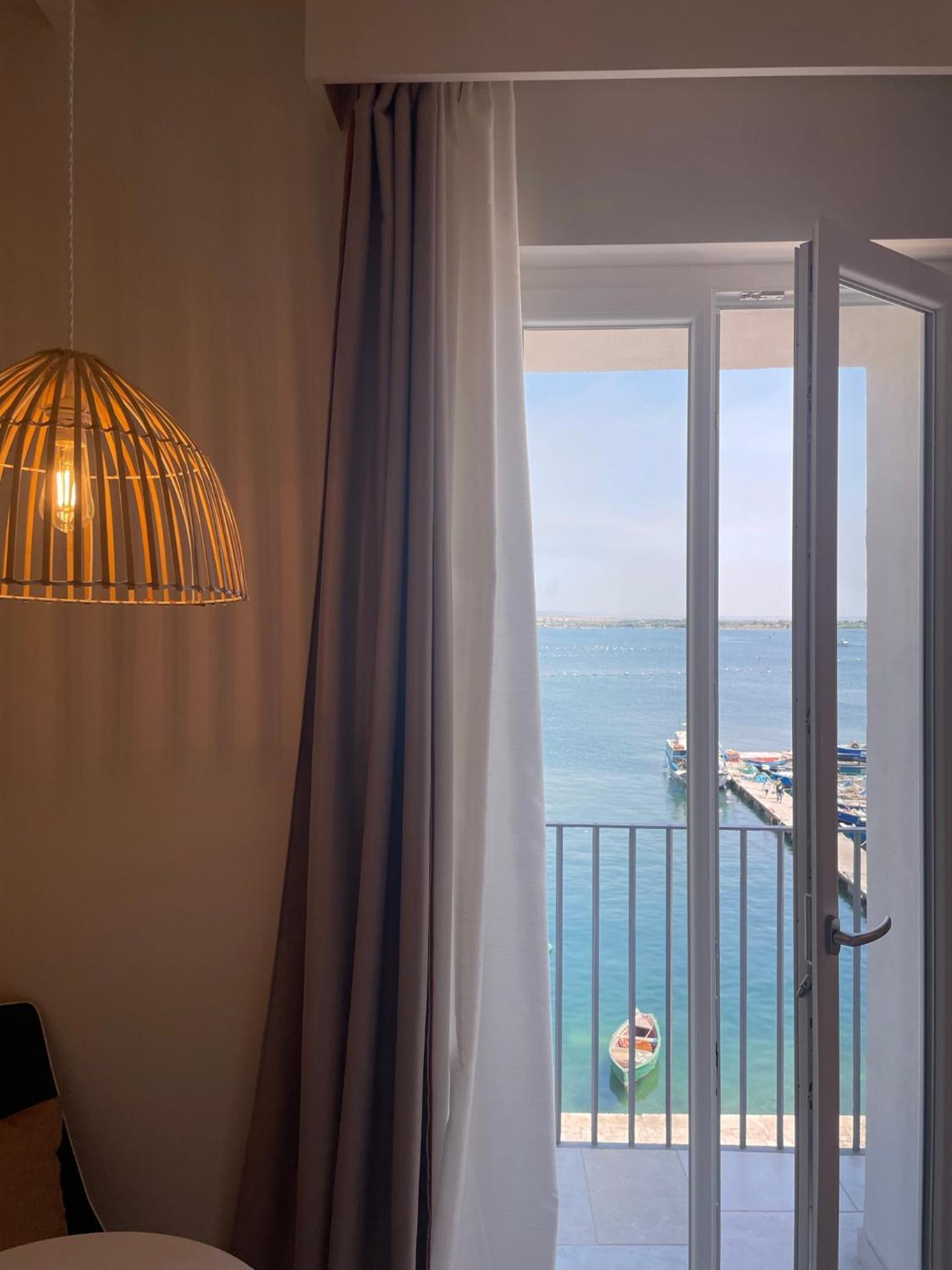 Deluxe Double Room with Balcony and Sea View - Photo 23