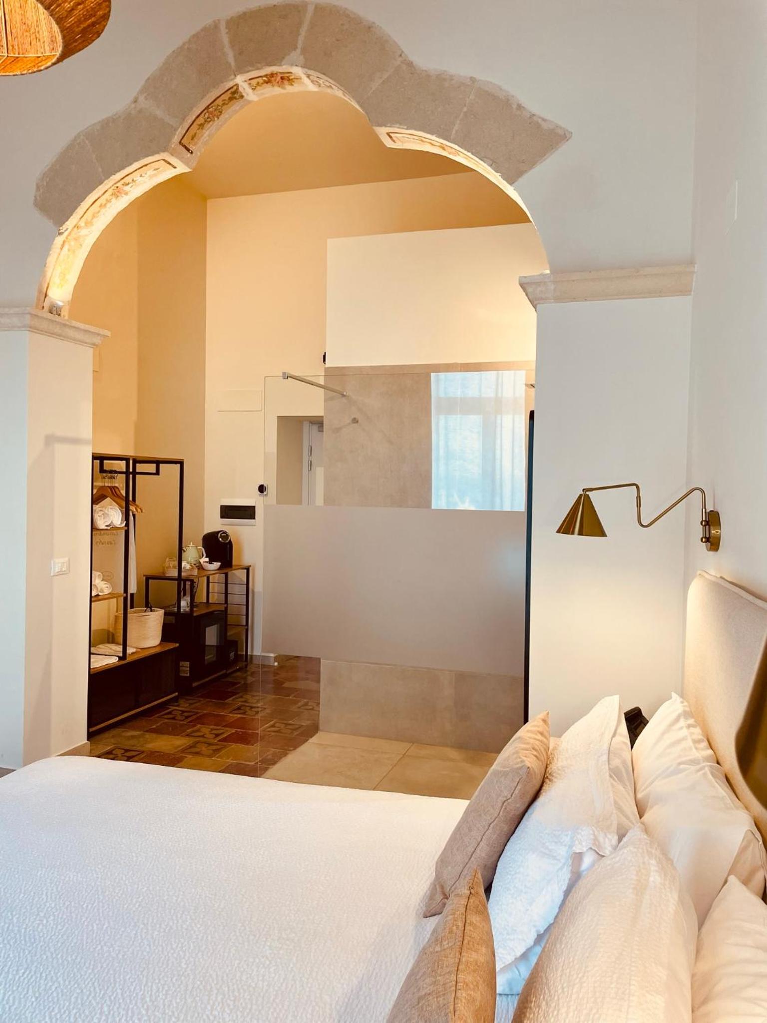Deluxe Double Room with Balcony and Sea View - Photo 10