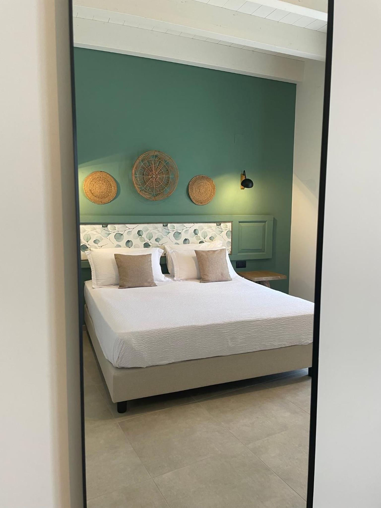 Deluxe Double Room with Balcony and Sea View - Photo 11