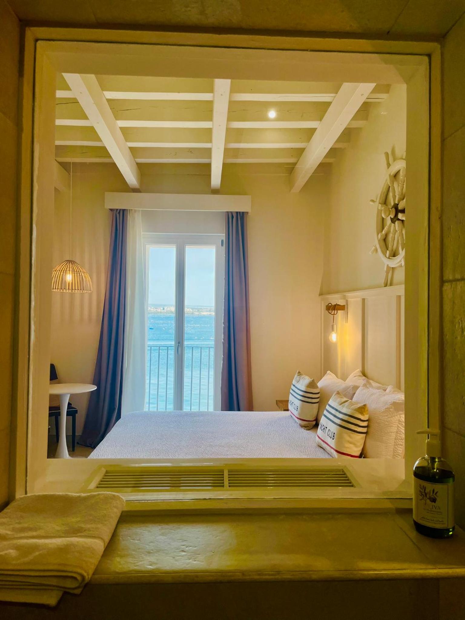 Deluxe Double Room with Balcony and Sea View - Photo 12