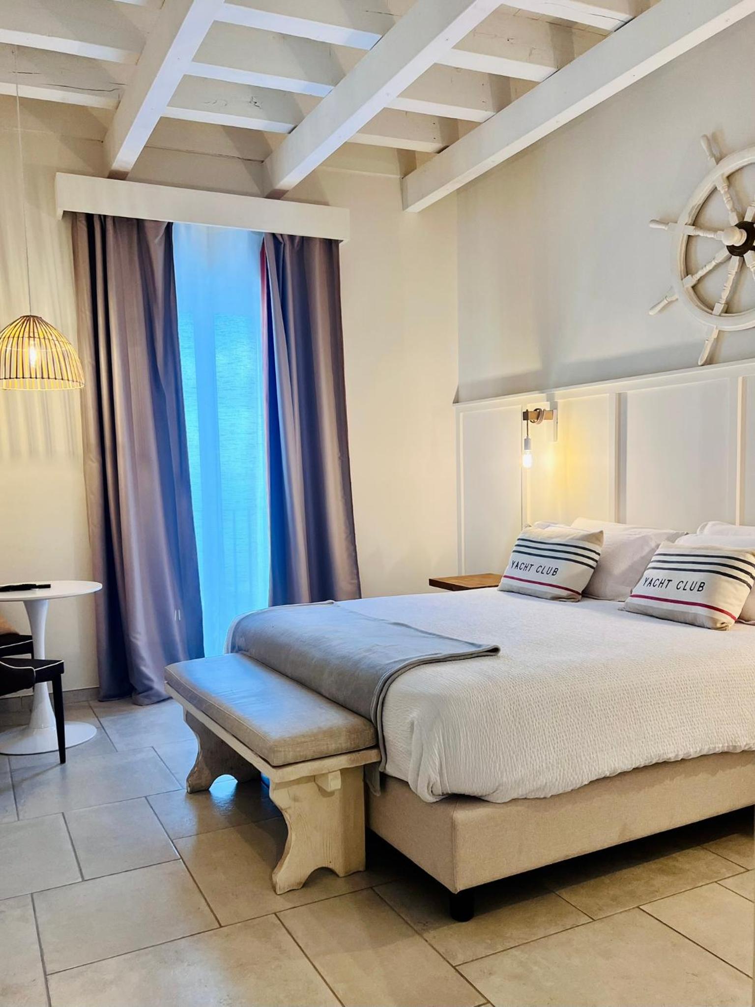 Deluxe Double Room with Balcony and Sea View - Photo 6