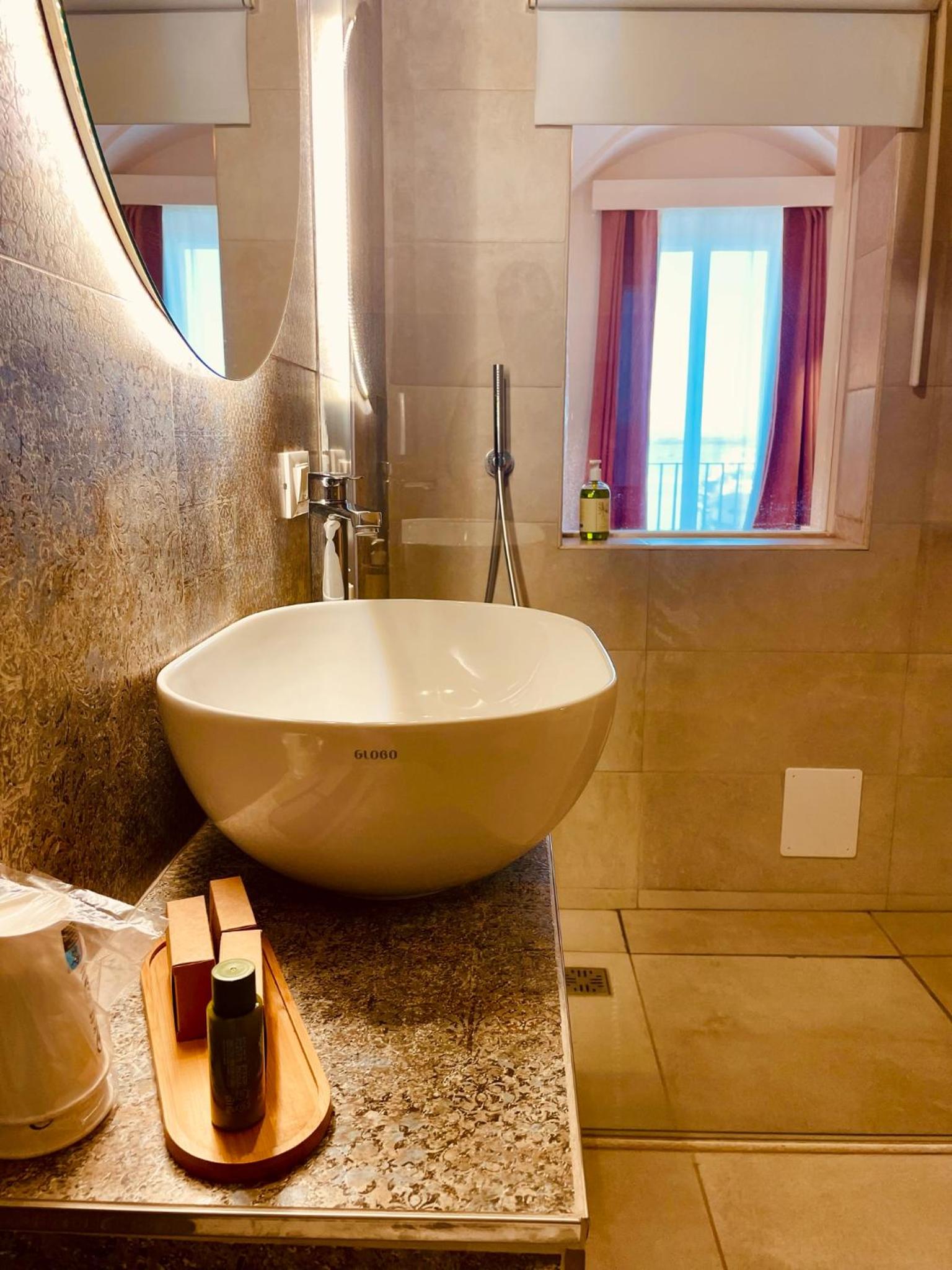 Deluxe Double Room with Balcony and Sea View - Photo 15