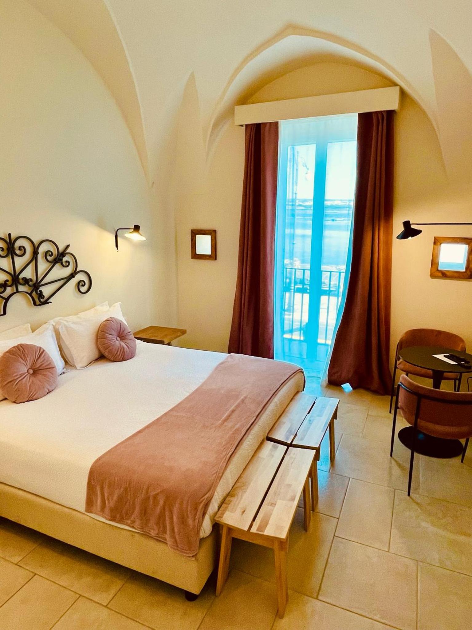 Deluxe Double Room with Balcony and Sea View - Photo 18